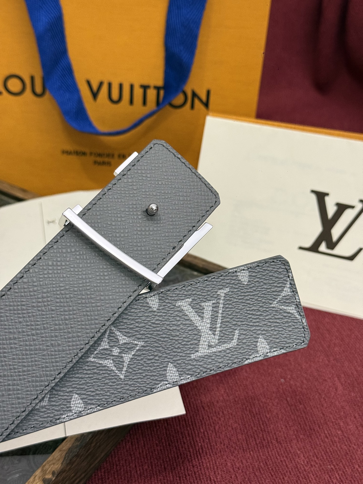 本款 LV Dimension Monogram Midnight 40 毫米双面腰带以前卫大胆的单色现
