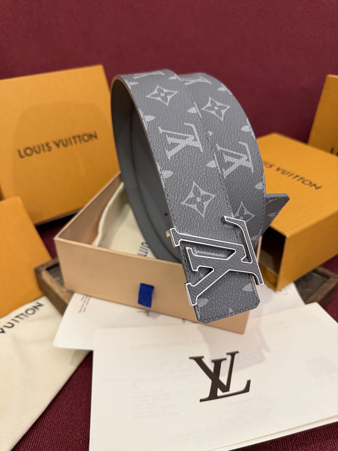 本款 LV Dimension Monogram Midnight 40 毫米双面腰带以前卫大胆的单色现
