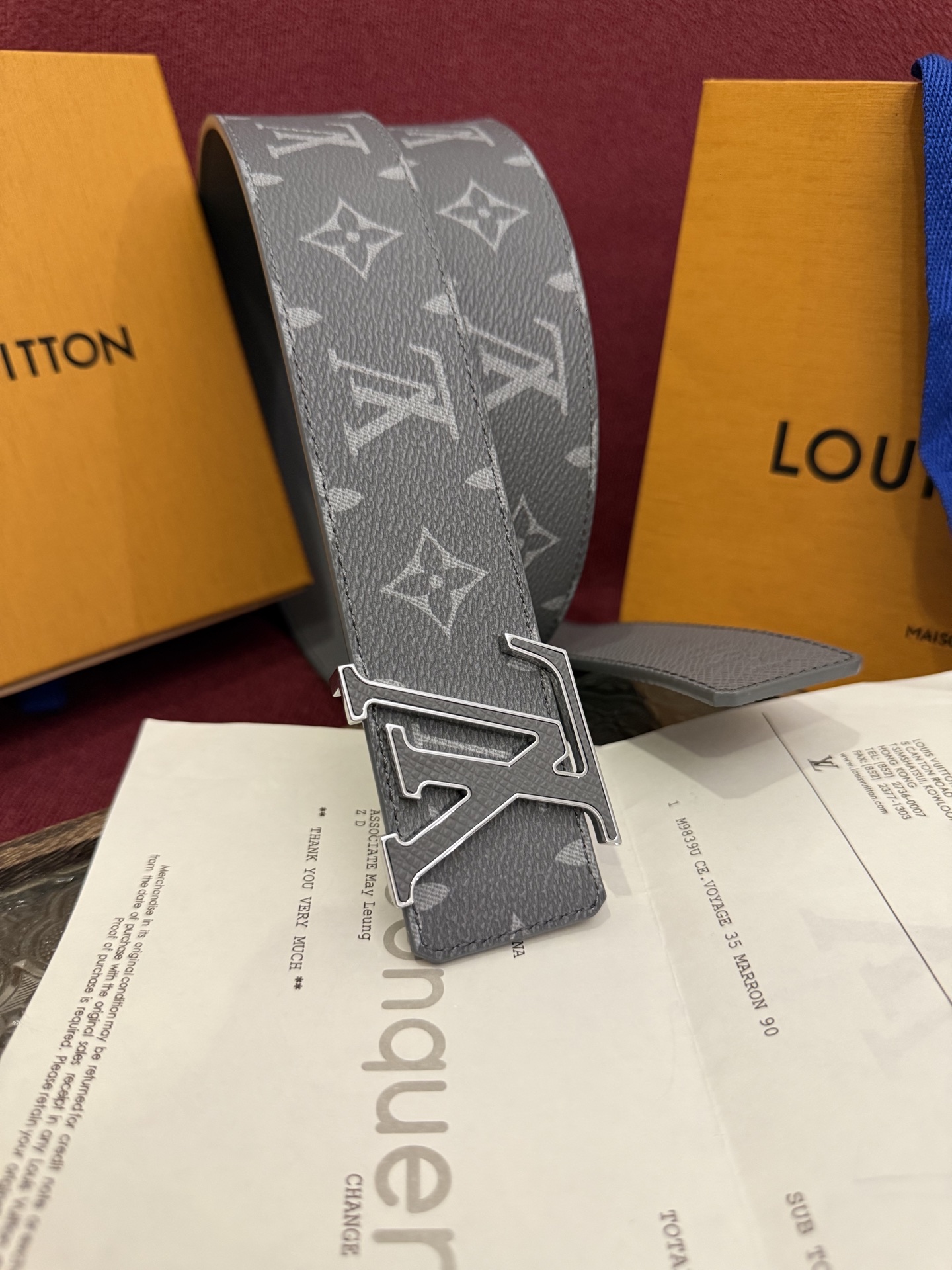 本款 LV Dimension Monogram Midnight 40 毫米双面腰带以前卫大胆的单色现