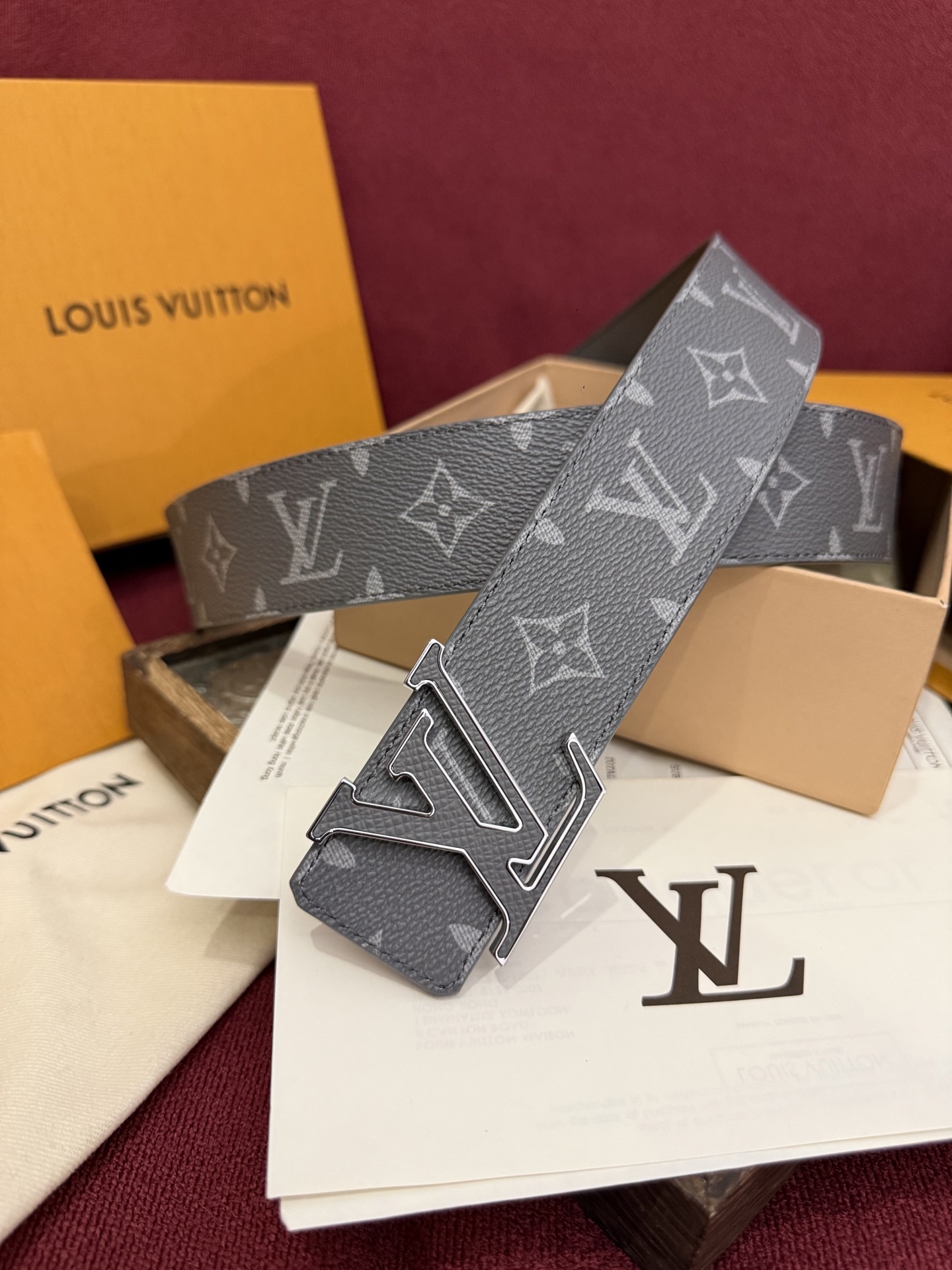 本款 LV Dimension Monogram Midnight 40 毫米双面腰带以前卫大胆的单色现