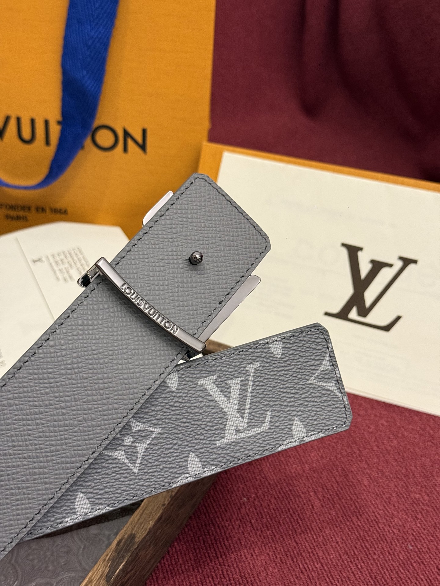 本款 LV Dimension Monogram Midnight 40 毫米双面腰带以前卫大胆的单色现