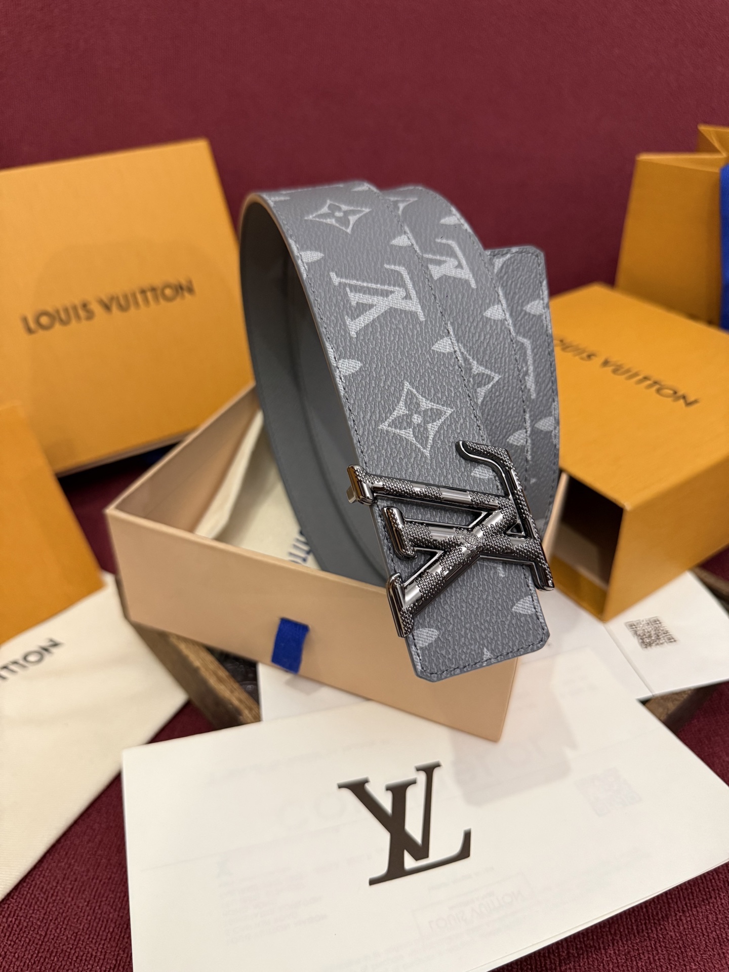 本款 LV Dimension Monogram Midnight 40 毫米双面腰带以前卫大胆的单色现