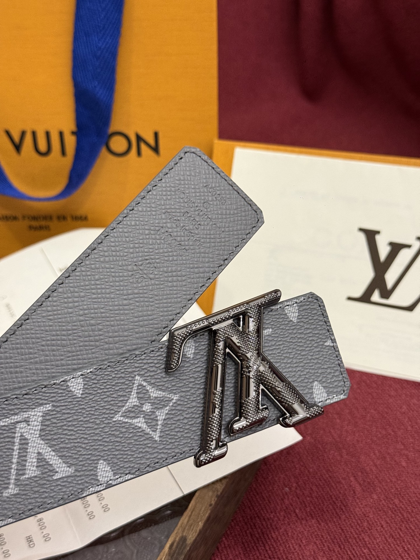 本款 LV Dimension Monogram Midnight 40 毫米双面腰带以前卫大胆的单色现