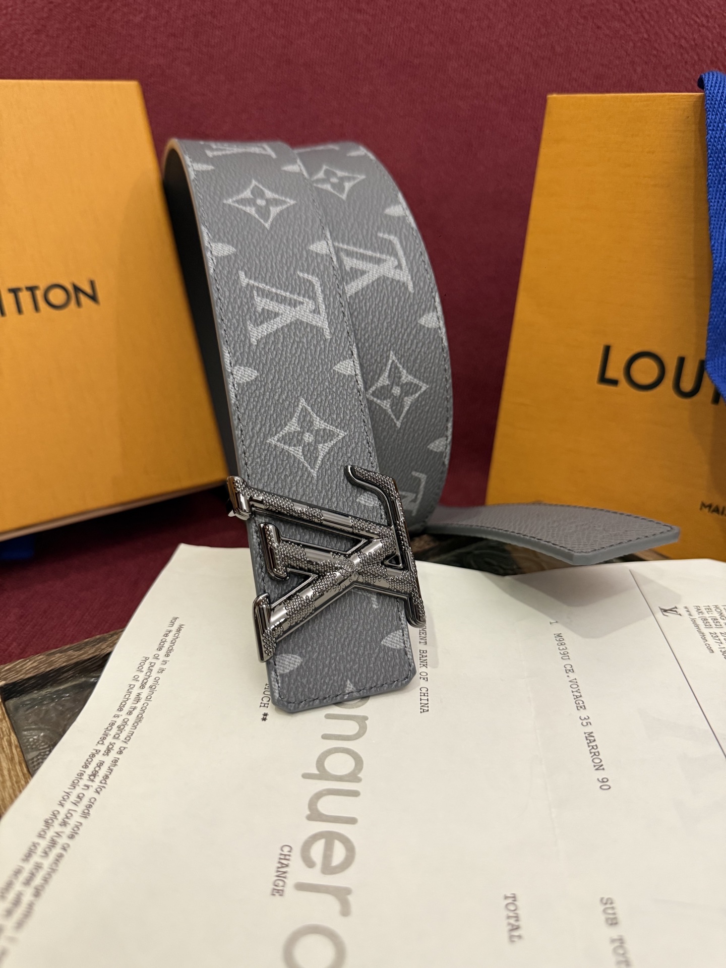 本款 LV Dimension Monogram Midnight 40 毫米双面腰带以前卫大胆的单色现