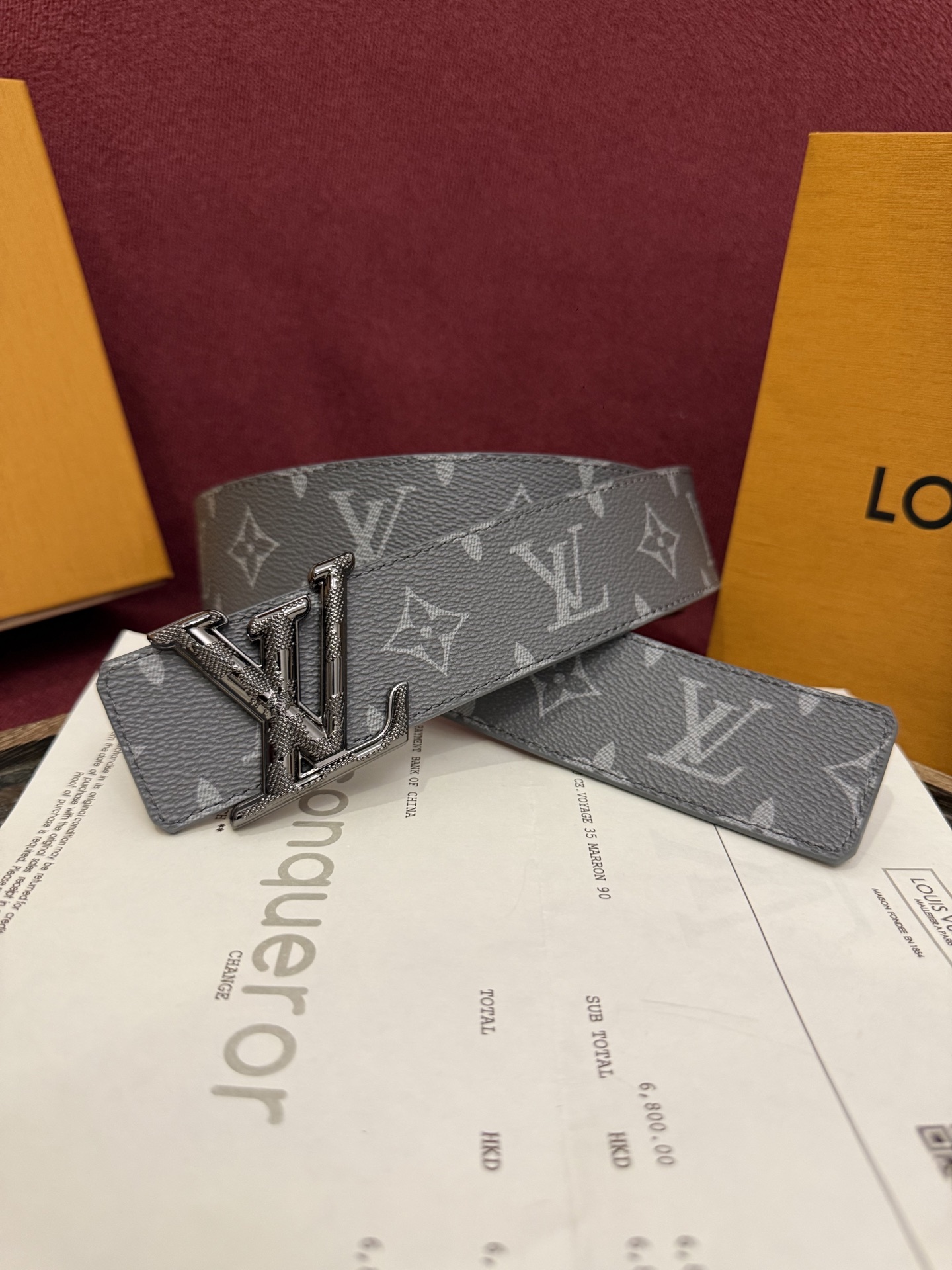 本款 LV Dimension Monogram Midnight 40 毫米双面腰带以前卫大胆的单色现