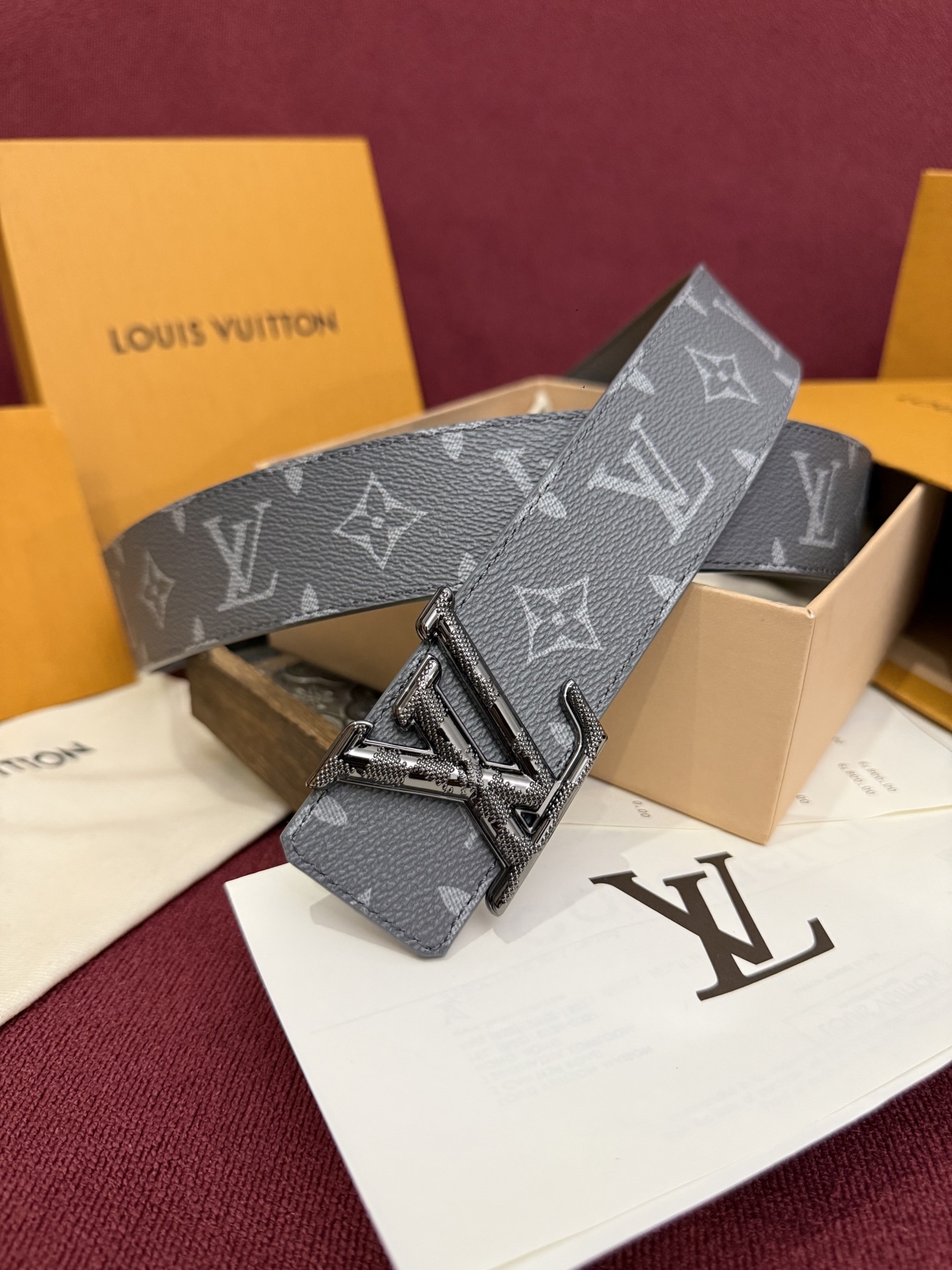 本款 LV Dimension Monogram Midnight 40 毫米双面腰带以前卫大胆的单色现