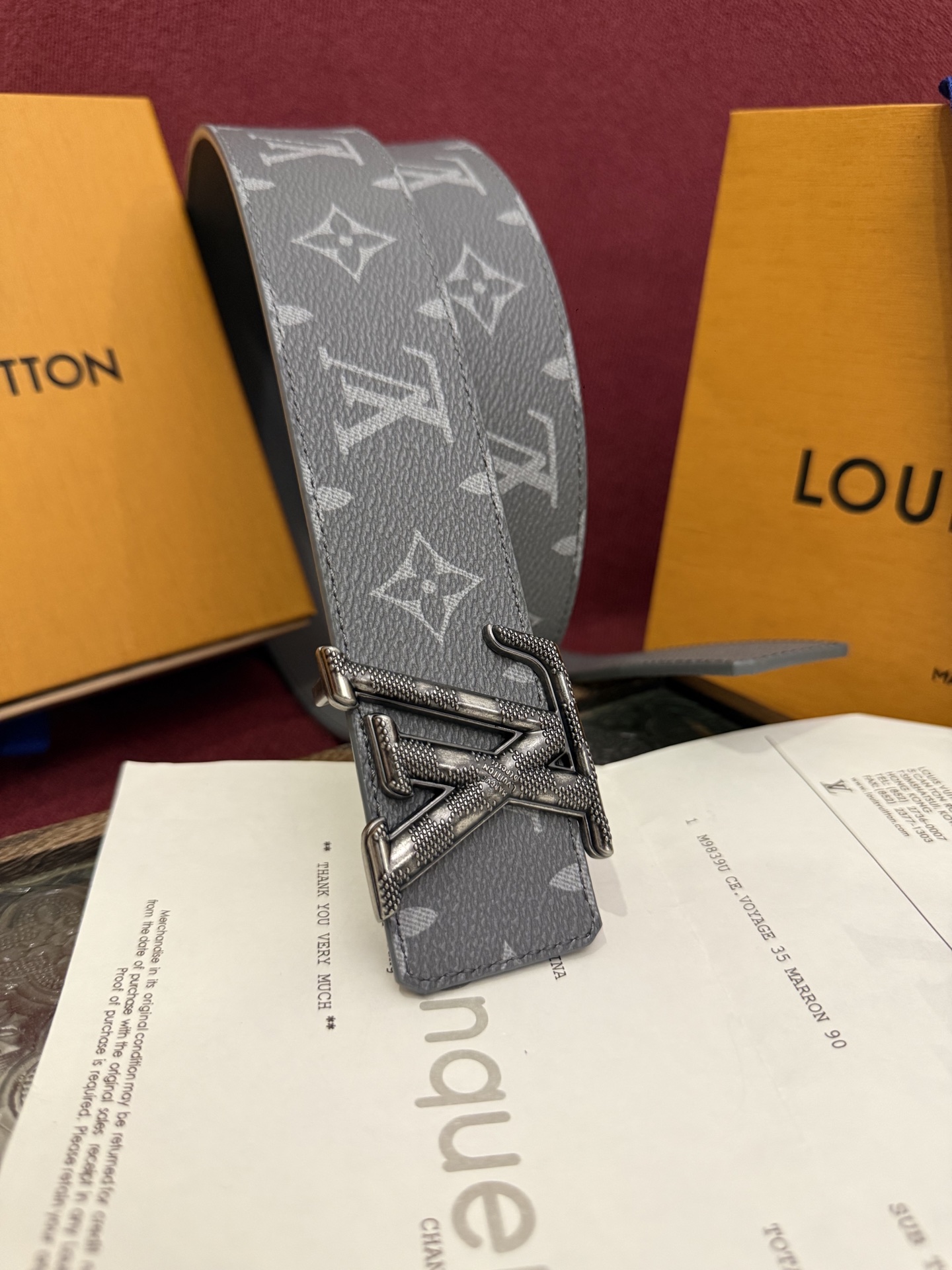 本款 LV Dimension Monogram Midnight 40 毫米双面腰带以前卫大胆的单色现