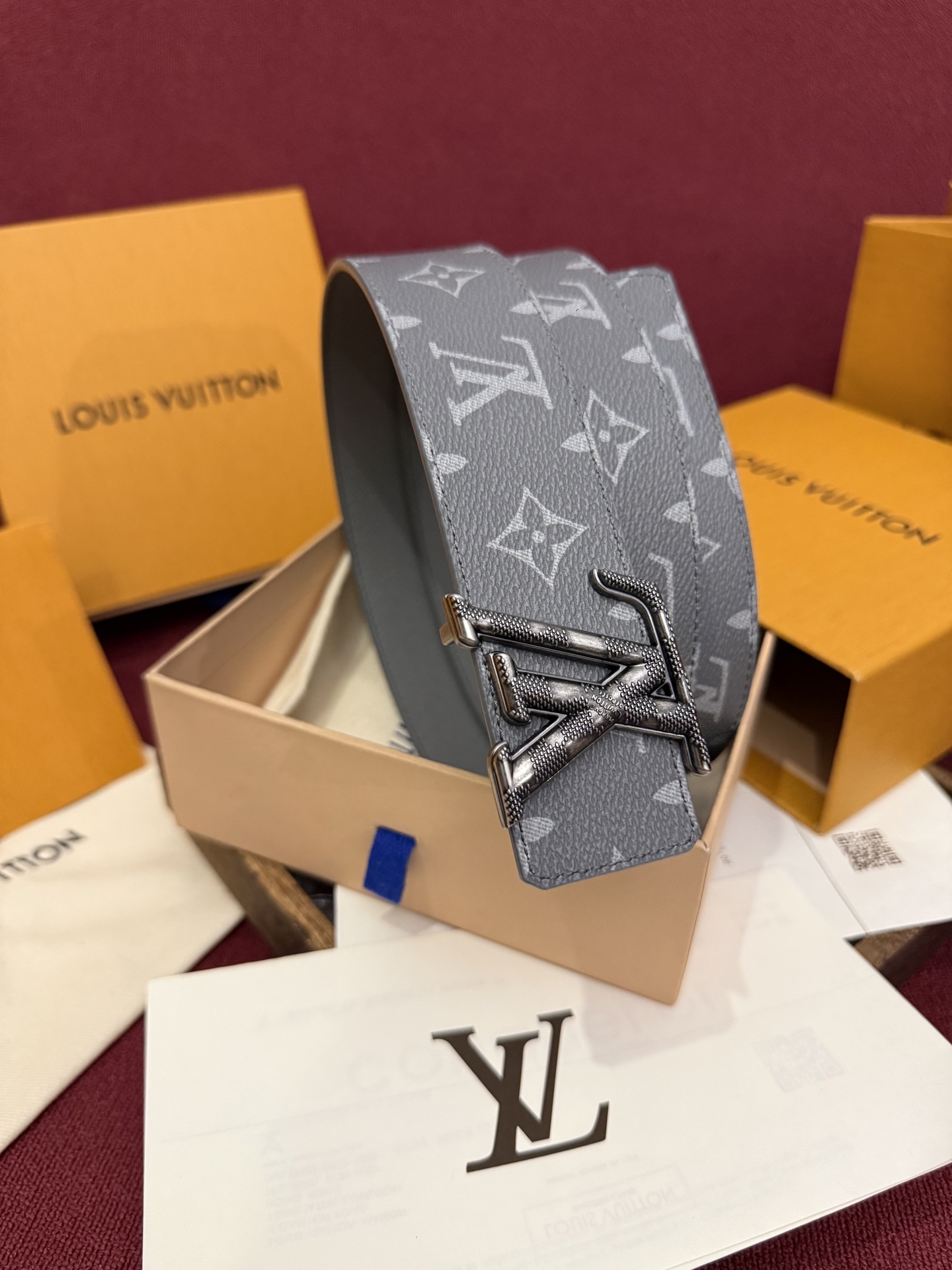 本款 LV Dimension Monogram Midnight 40 毫米双面腰带以前卫大胆的单色现