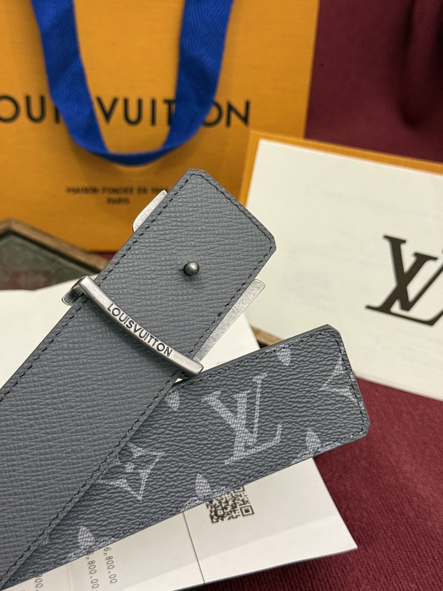 本款 LV Dimension Monogram Midnight 40 毫米双面腰带以前卫大胆的单色现