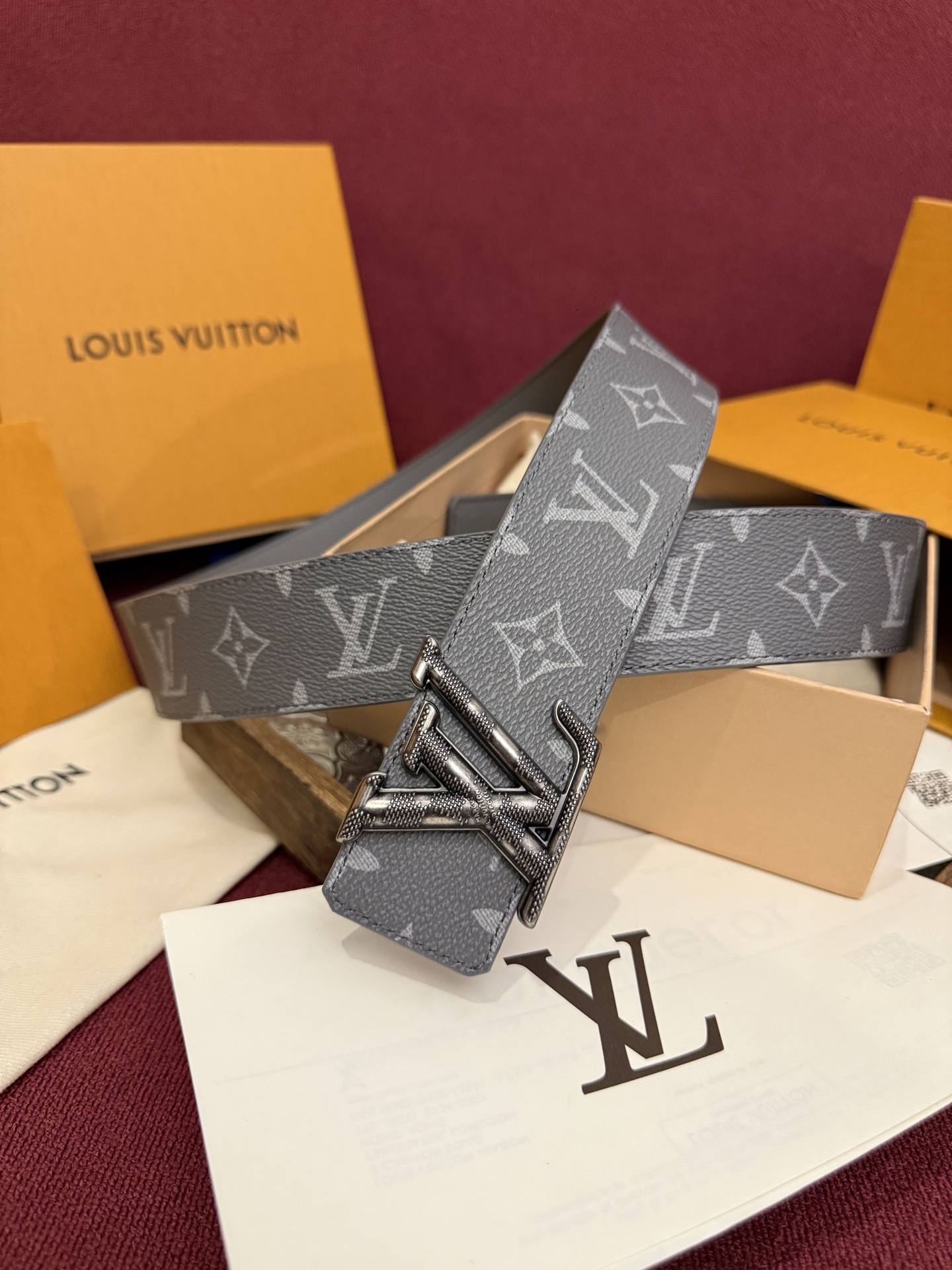 本款 LV Dimension Monogram Midnight 40 毫米双面腰带以前卫大胆的单色现