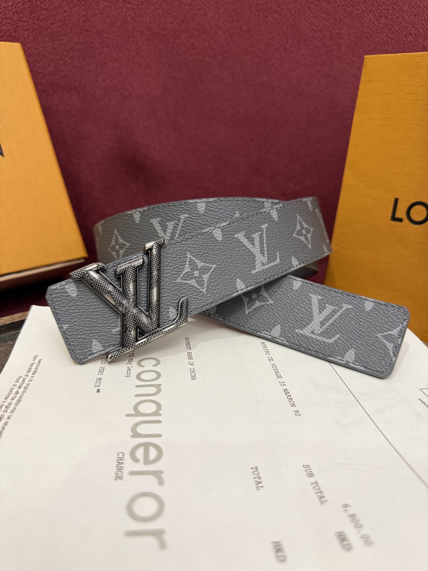 本款 LV Dimension Monogram Midnight 40 毫米双面腰带以前卫大胆的单色现