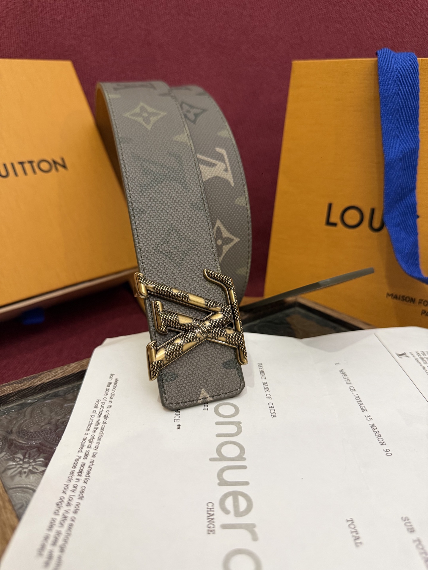 本款 LV Dimension Monogram Midnight 40 毫米双面腰带以前卫大胆的单色现