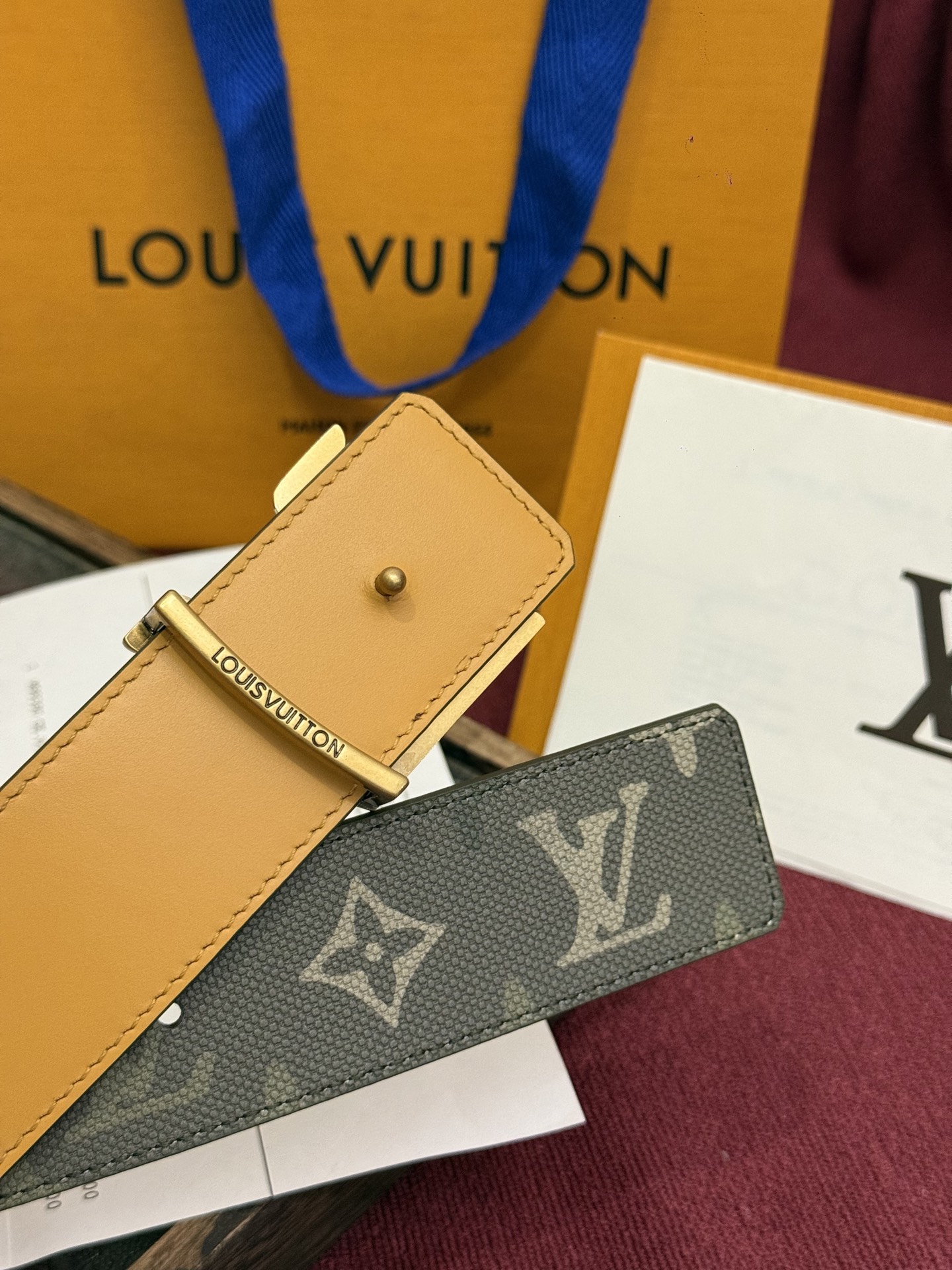 本款 LV Dimension Monogram Midnight 40 毫米双面腰带以前卫大胆的单色现