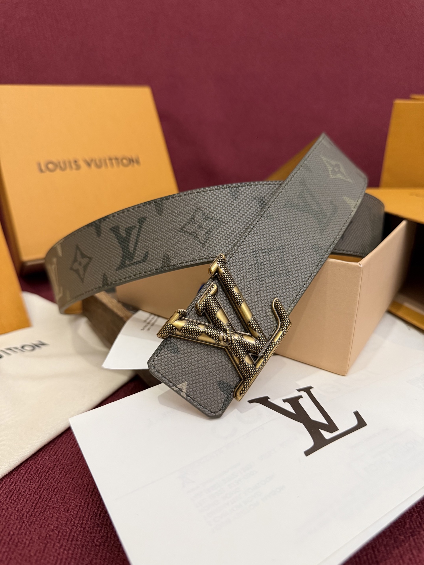 本款 LV Dimension Monogram Midnight 40 毫米双面腰带以前卫大胆的单色现