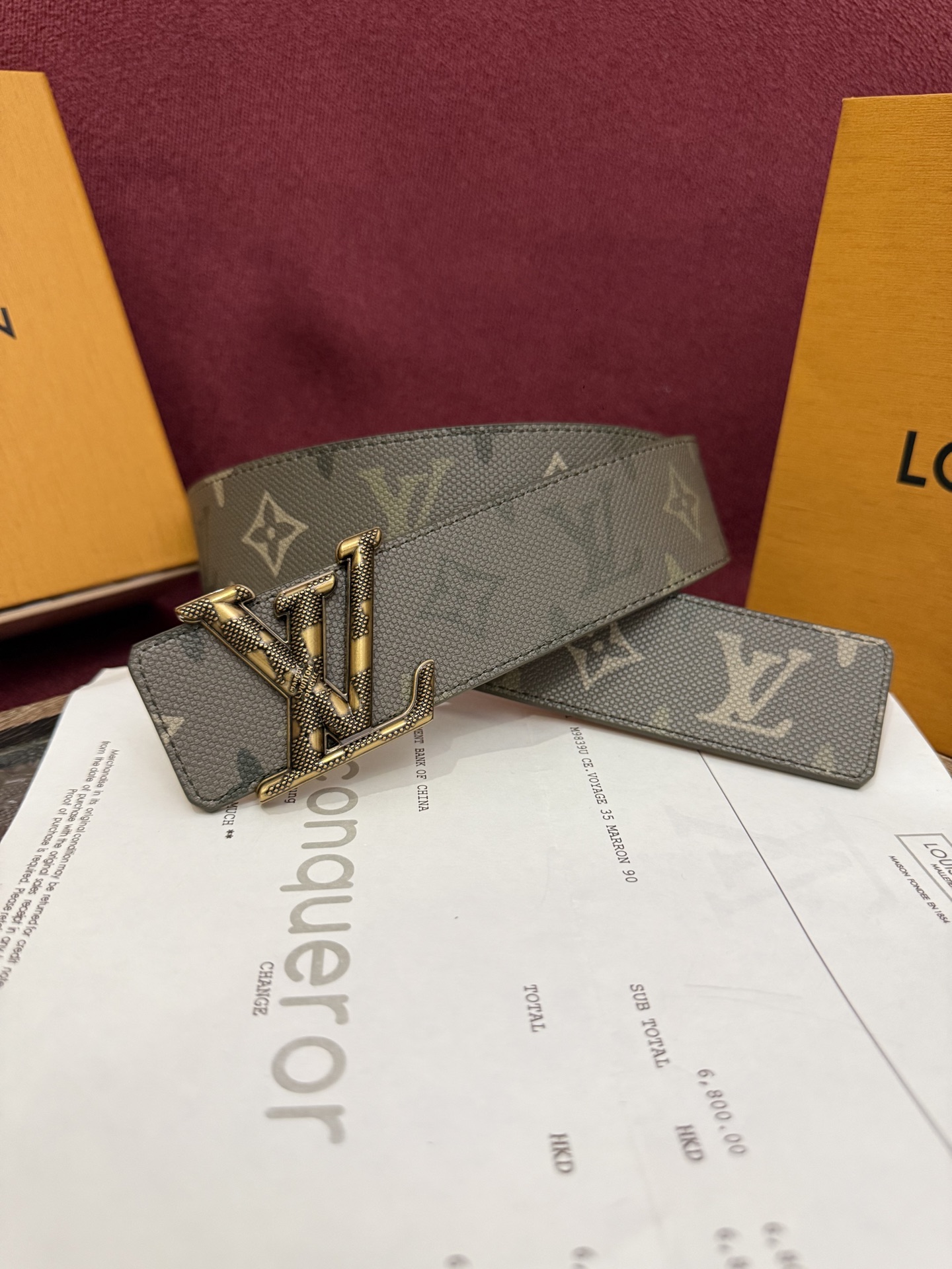 本款 LV Dimension Monogram Midnight 40 毫米双面腰带以前卫大胆的单色现