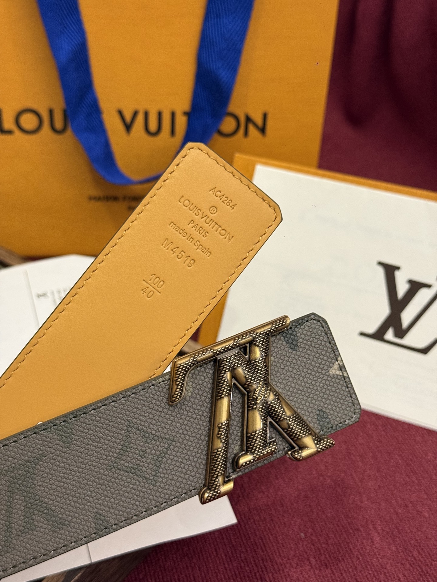 本款 LV Dimension Monogram Midnight 40 毫米双面腰带以前卫大胆的单色现