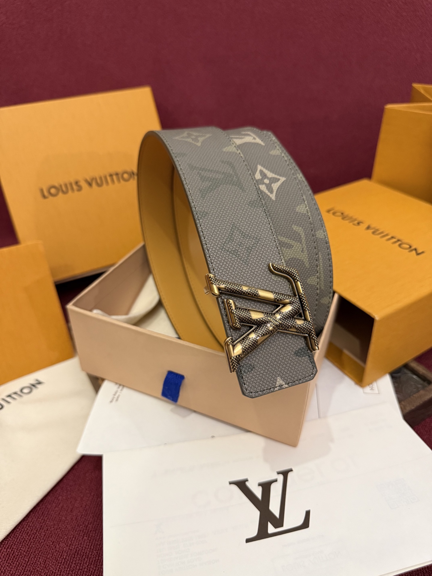 本款 LV Dimension Monogram Midnight 40 毫米双面腰带以前卫大胆的单色现