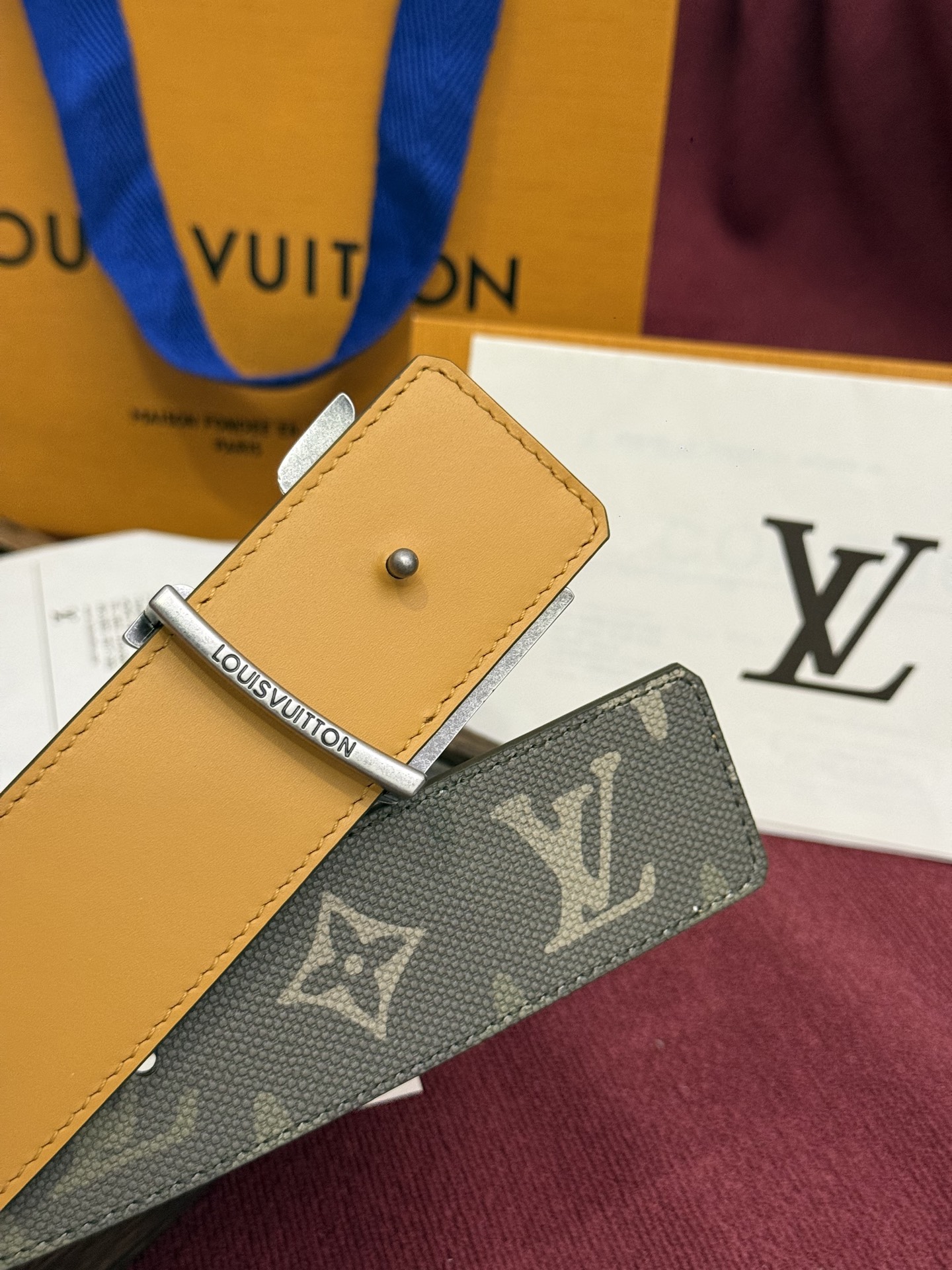 本款 LV Dimension Monogram Midnight 40 毫米双面腰带以前卫大胆的单色现