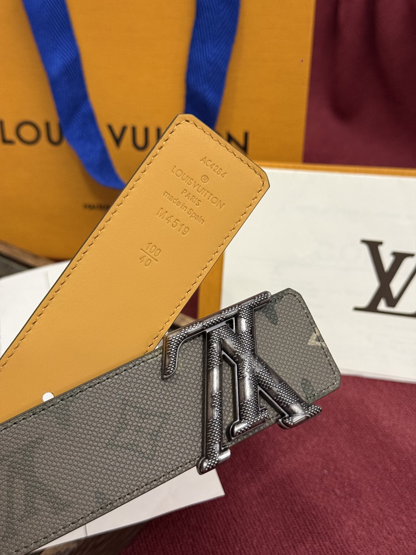 本款 LV Dimension Monogram Midnight 40 毫米双面腰带以前卫大胆的单色现