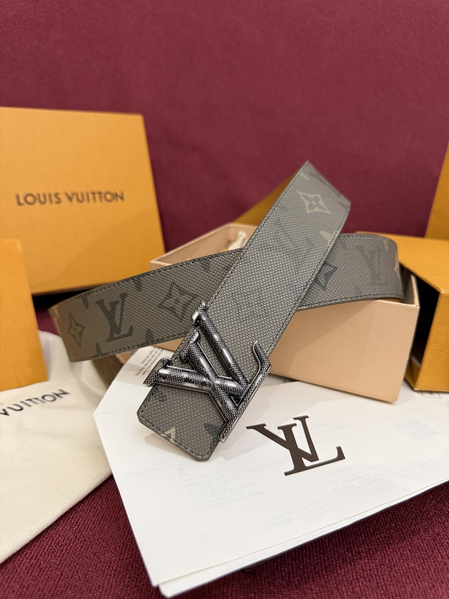 本款 LV Dimension Monogram Midnight 40 毫米双面腰带以前卫大胆的单色现