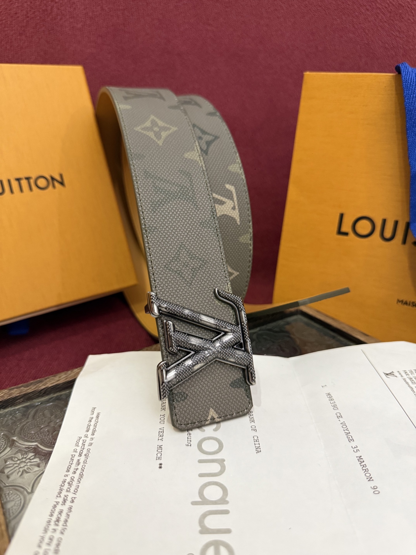 本款 LV Dimension Monogram Midnight 40 毫米双面腰带以前卫大胆的单色现