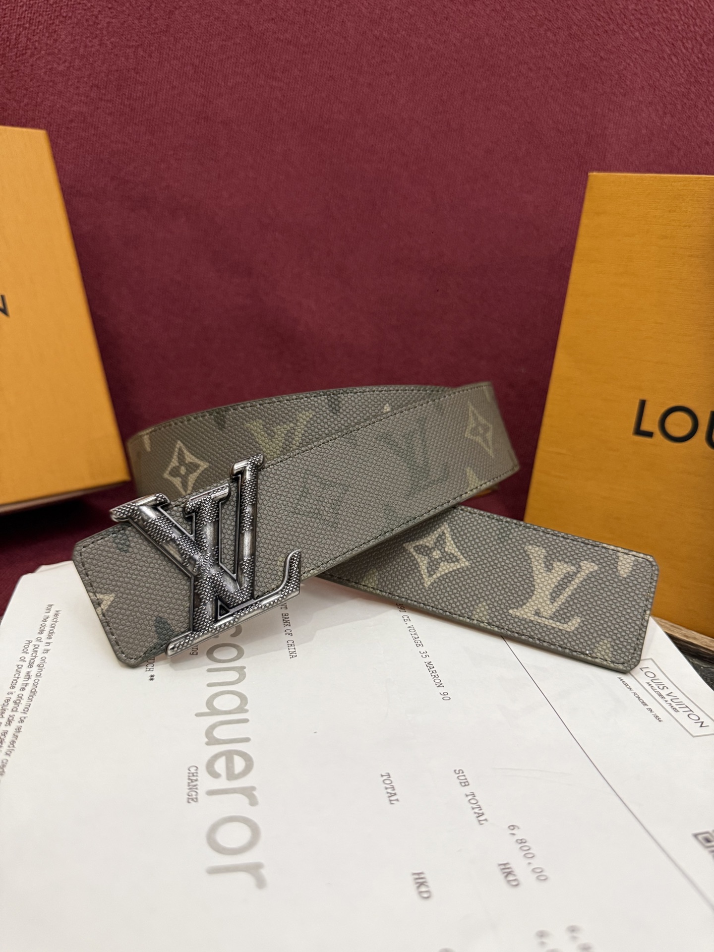 本款 LV Dimension Monogram Midnight 40 毫米双面腰带以前卫大胆的单色现