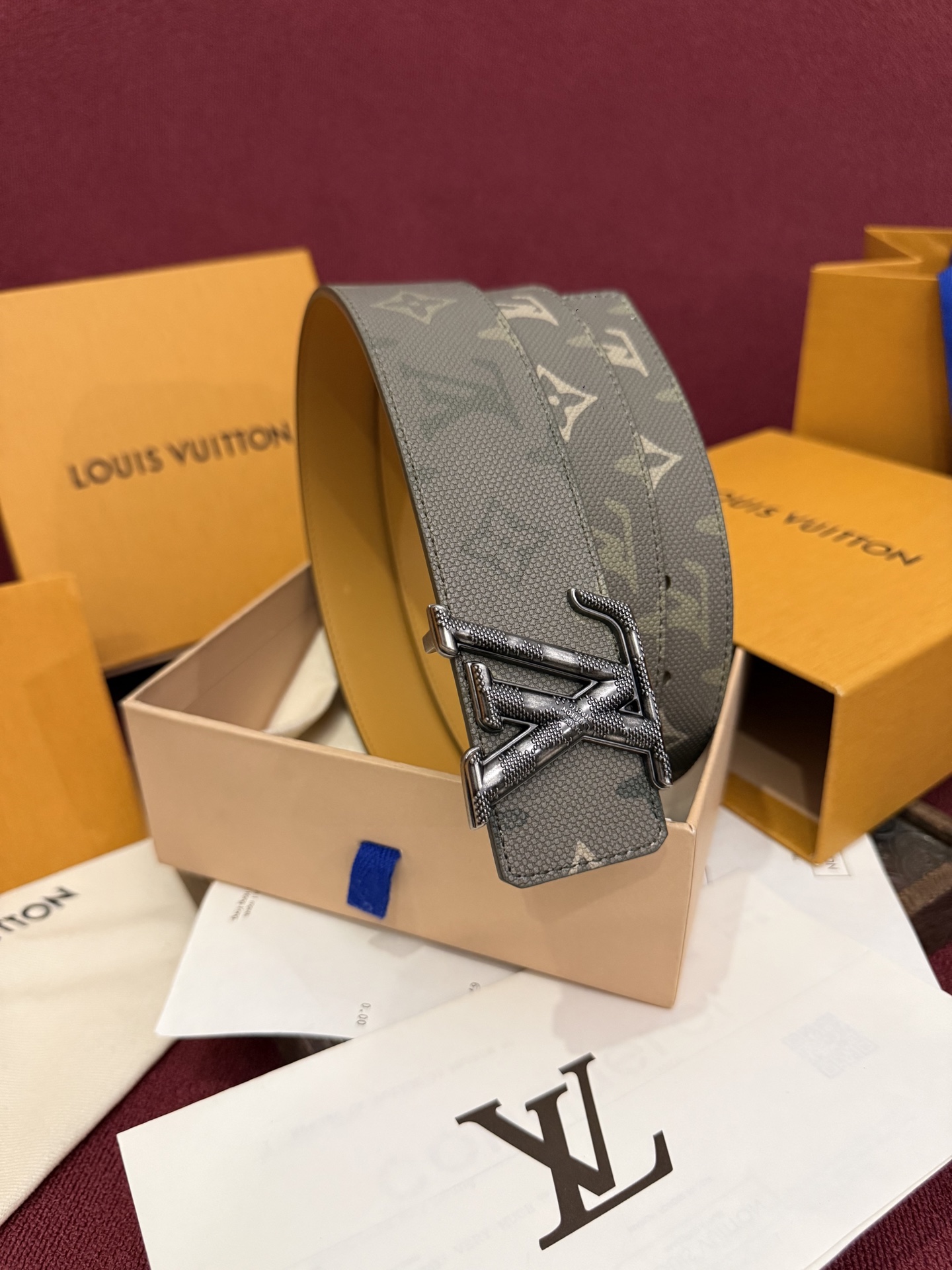 本款 LV Dimension Monogram Midnight 40 毫米双面腰带以前卫大胆的单色现