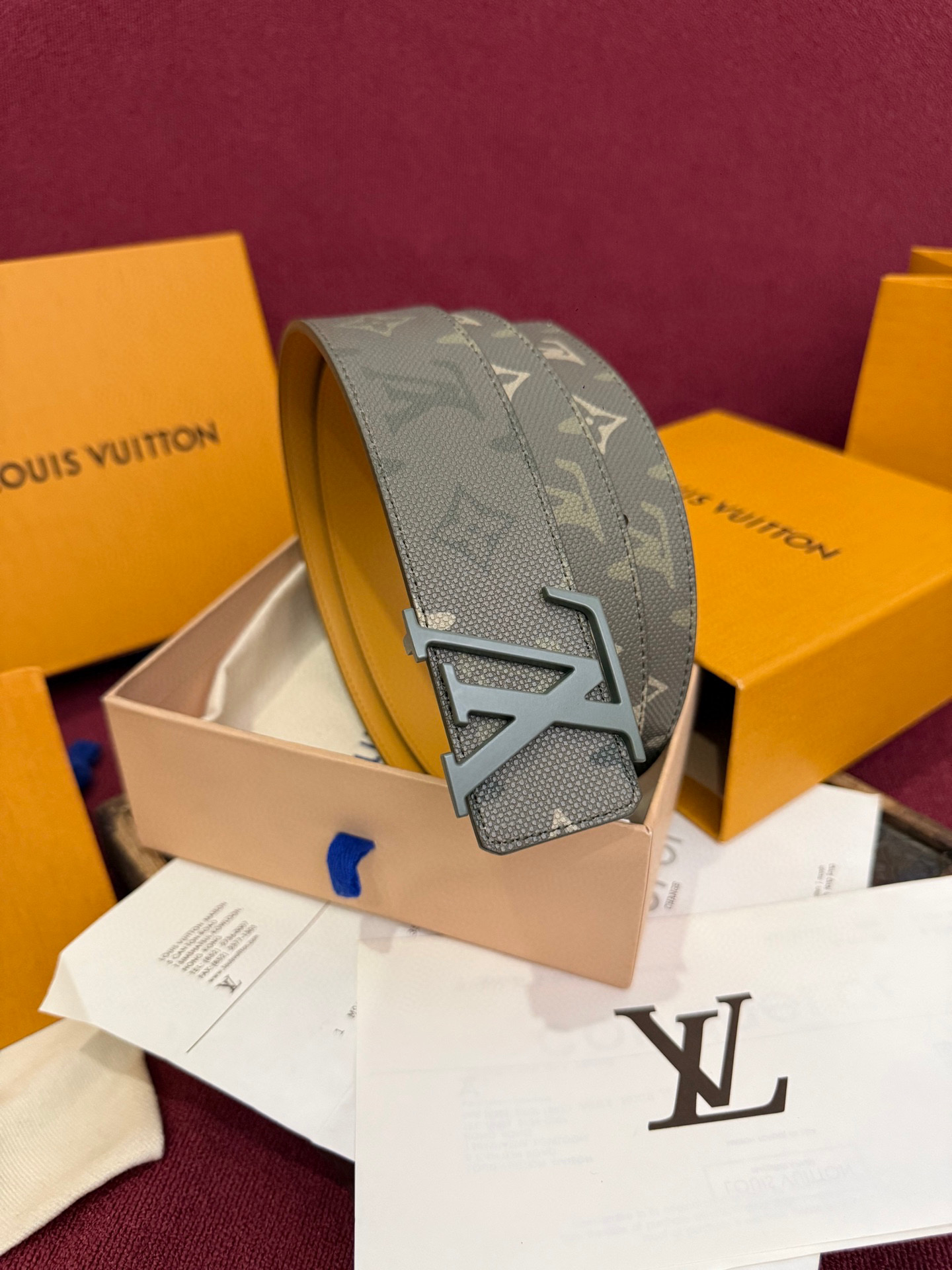 本款 LV Dimension Monogram Midnight 40 毫米双面腰带以前卫大胆的单色现