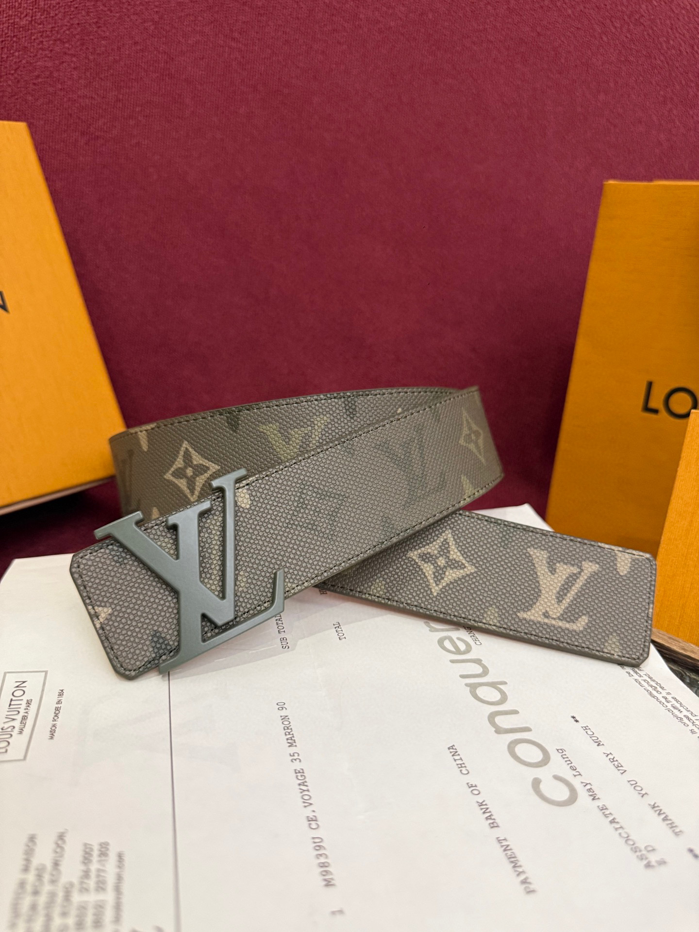 本款 LV Dimension Monogram Midnight 40 毫米双面腰带以前卫大胆的单色现