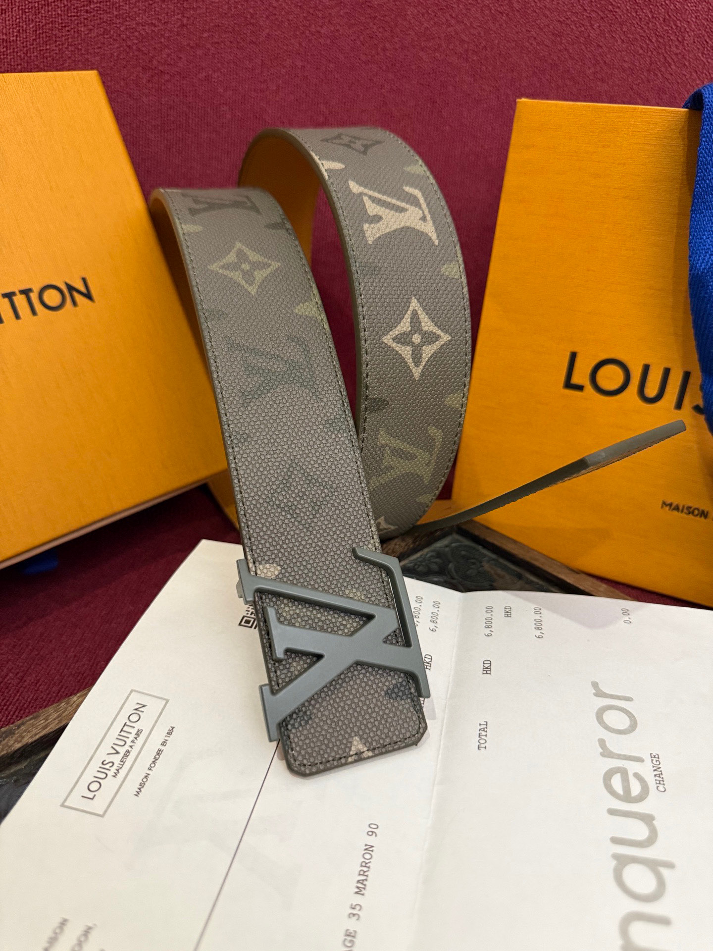 本款 LV Dimension Monogram Midnight 40 毫米双面腰带以前卫大胆的单色现