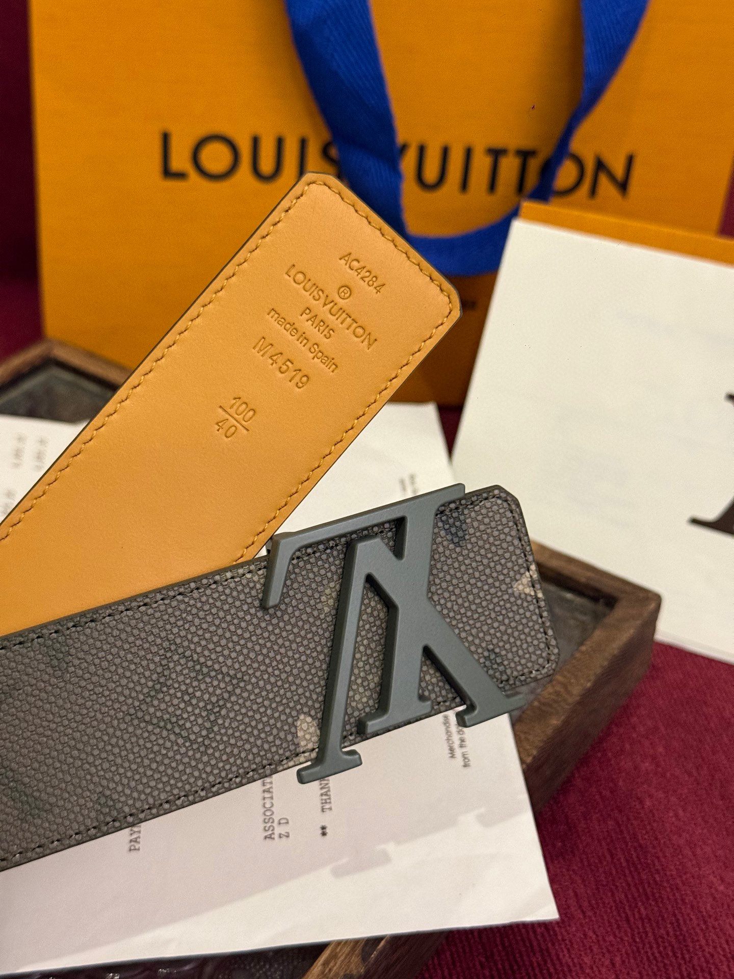 本款 LV Dimension Monogram Midnight 40 毫米双面腰带以前卫大胆的单色现