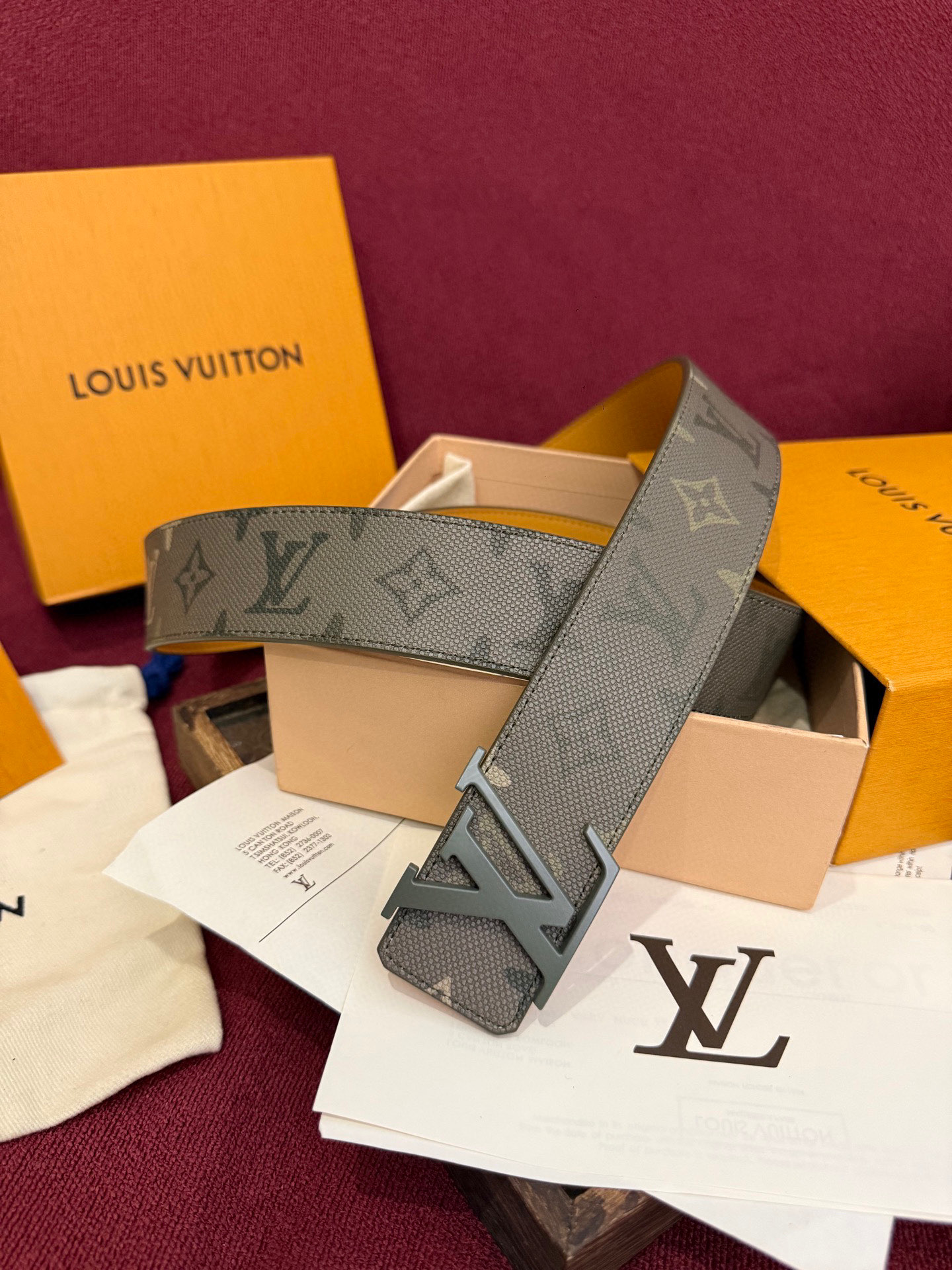 本款 LV Dimension Monogram Midnight 40 毫米双面腰带以前卫大胆的单色现