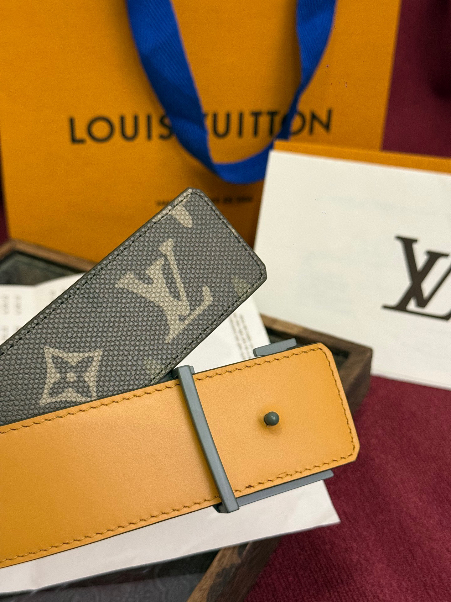 本款 LV Dimension Monogram Midnight 40 毫米双面腰带以前卫大胆的单色现