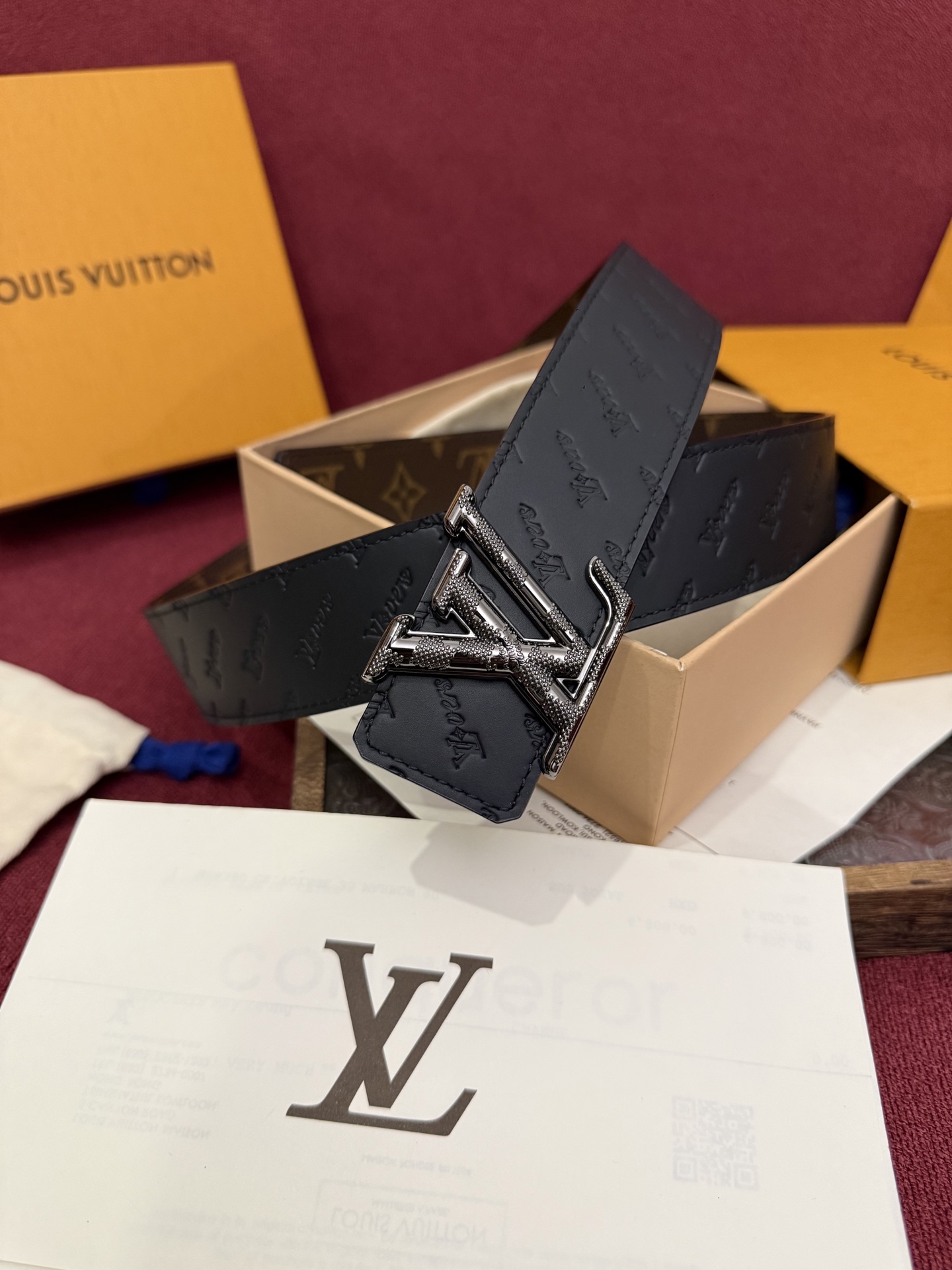 LV Dimension 4.0双面腰带将经典格调引入新颖尺幅设计。皮革压印 LV 字母和 Monogr