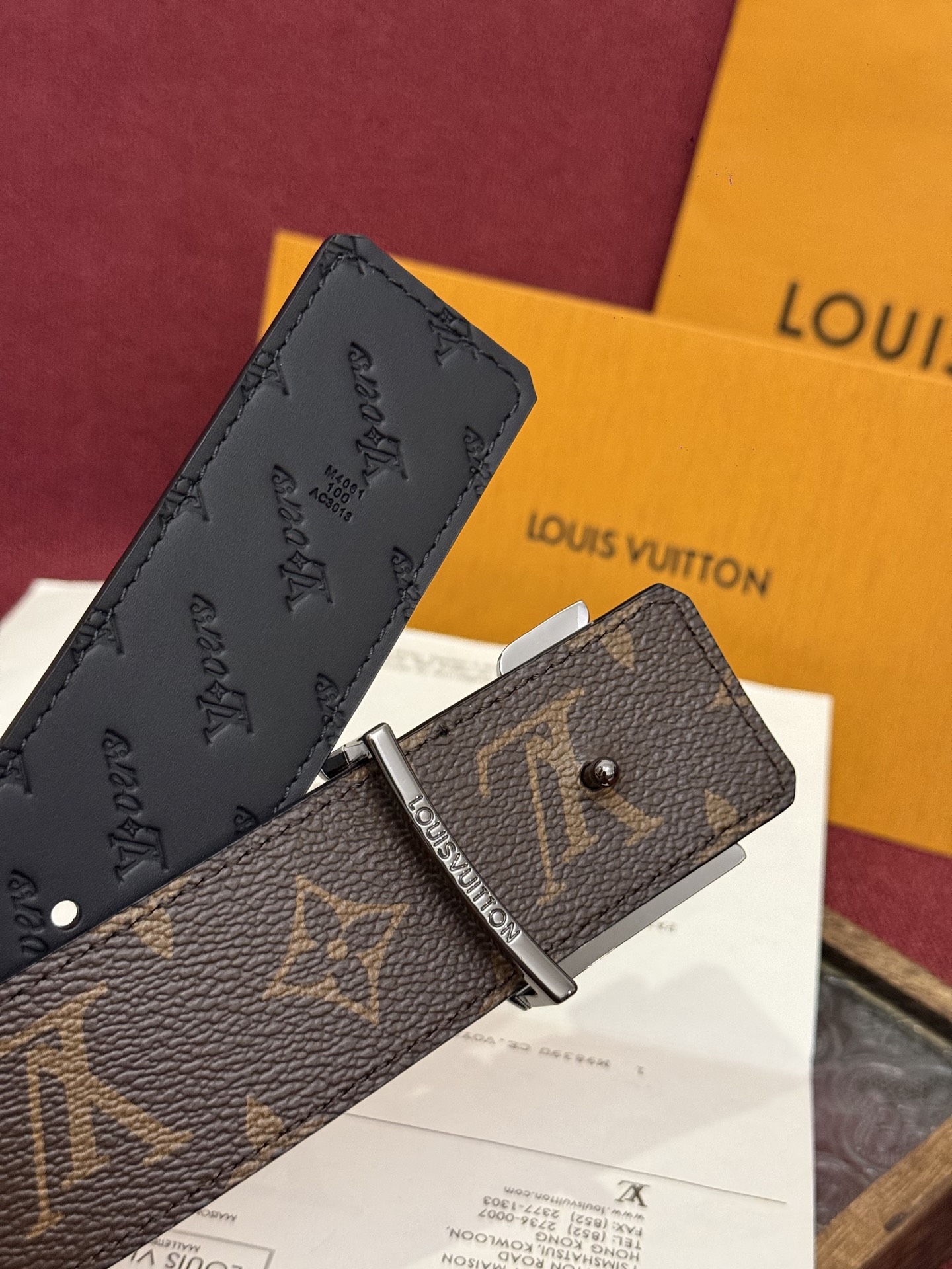 LV Dimension 4.0双面腰带将经典格调引入新颖尺幅设计。皮革压印 LV 字母和 Monogr