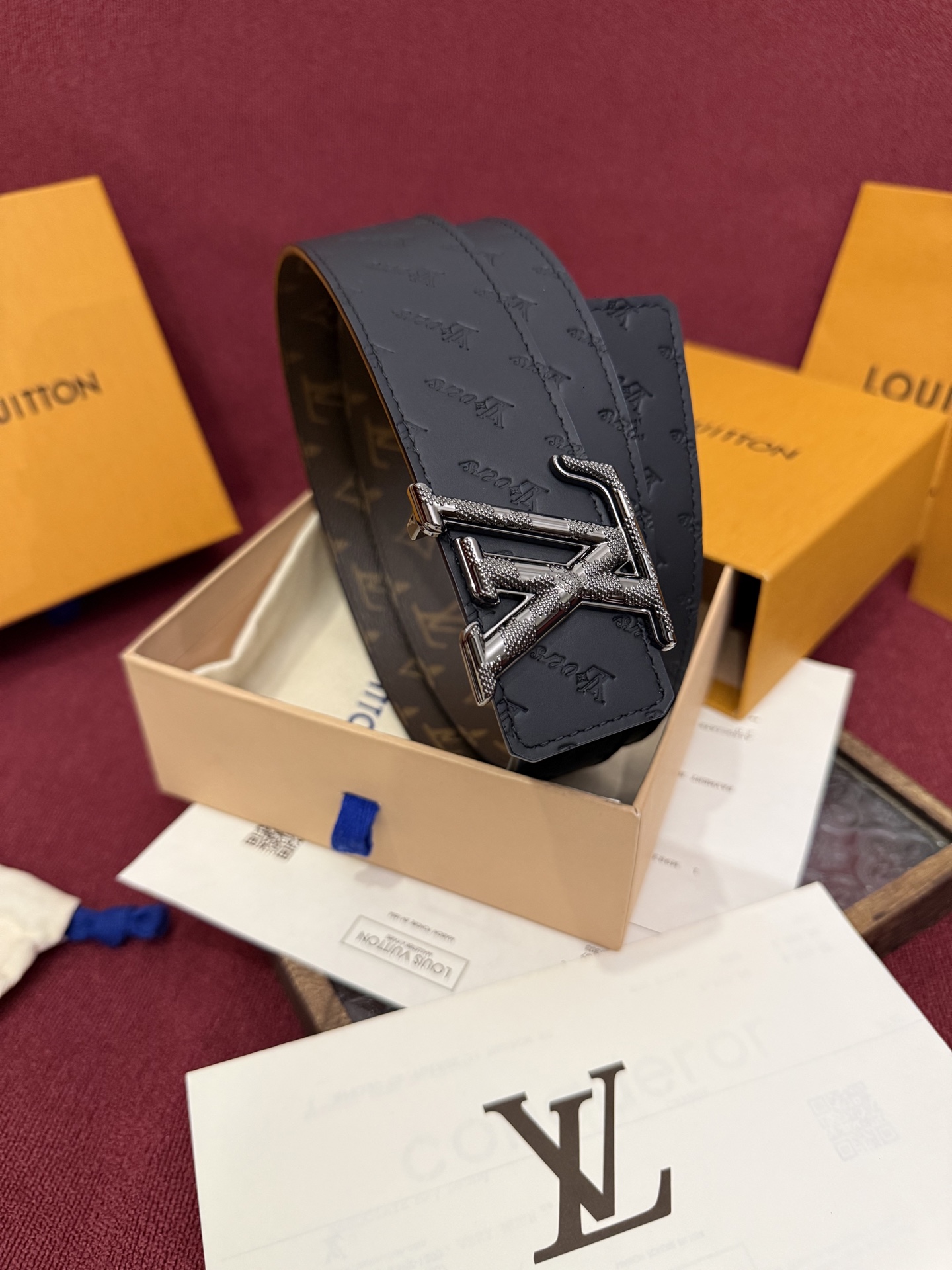 LV Dimension 4.0双面腰带将经典格调引入新颖尺幅设计。皮革压印 LV 字母和 Monogr