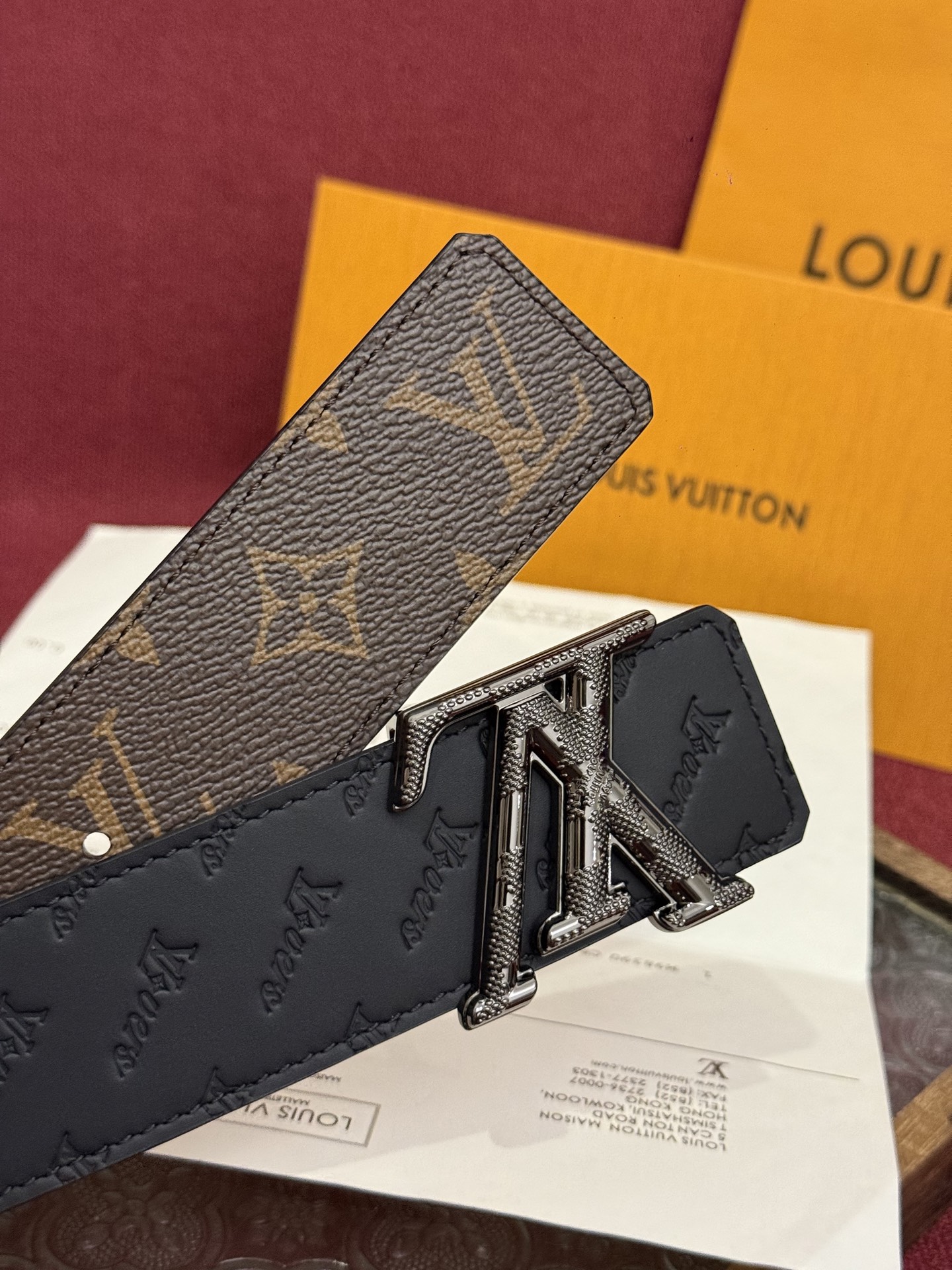 LV Dimension 4.0双面腰带将经典格调引入新颖尺幅设计。皮革压印 LV 字母和 Monogr