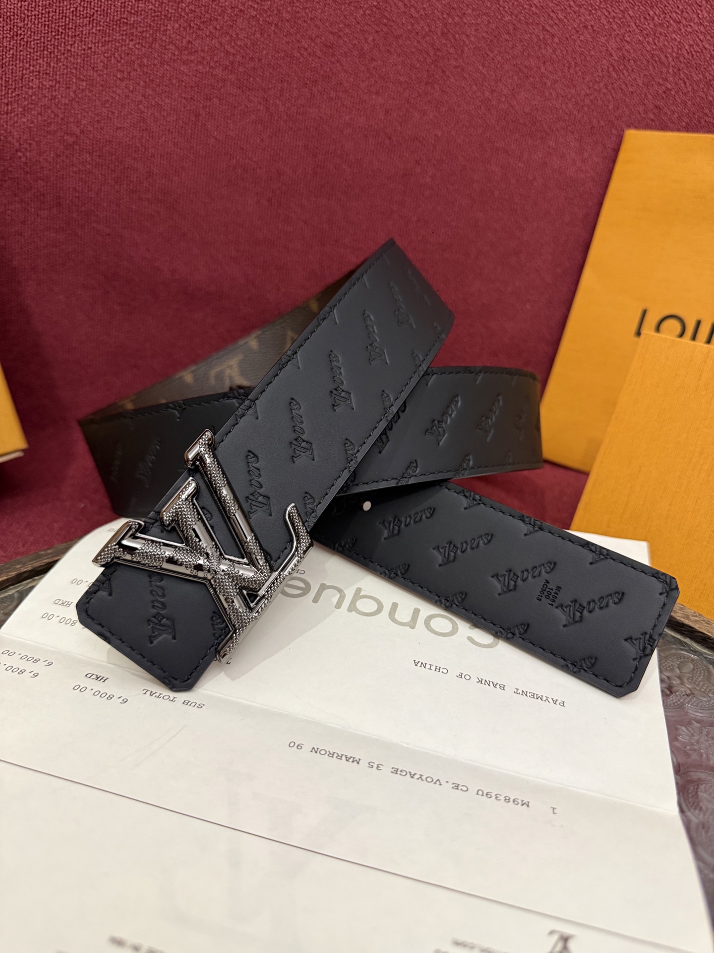 LV Dimension 4.0双面腰带将经典格调引入新颖尺幅设计。皮革压印 LV 字母和 Monogr