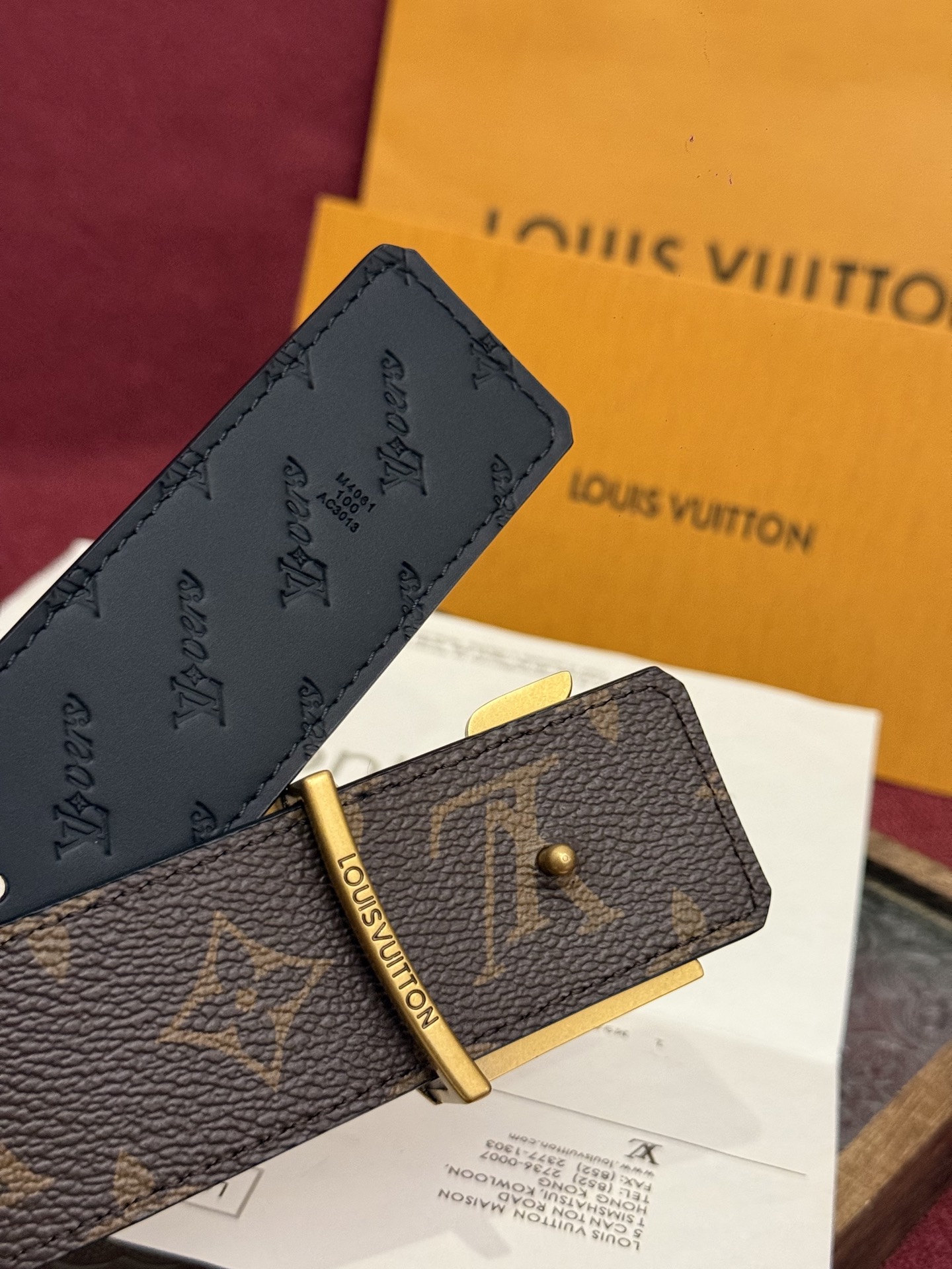 LV Dimension 4.0双面腰带将经典格调引入新颖尺幅设计。皮革压印 LV 字母和 Monogr
