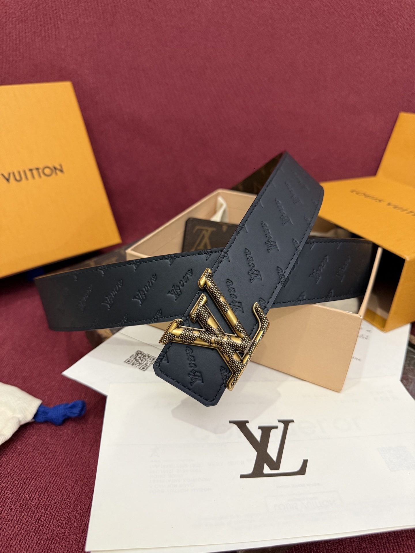LV Dimension 4.0双面腰带将经典格调引入新颖尺幅设计。皮革压印 LV 字母和 Monogr