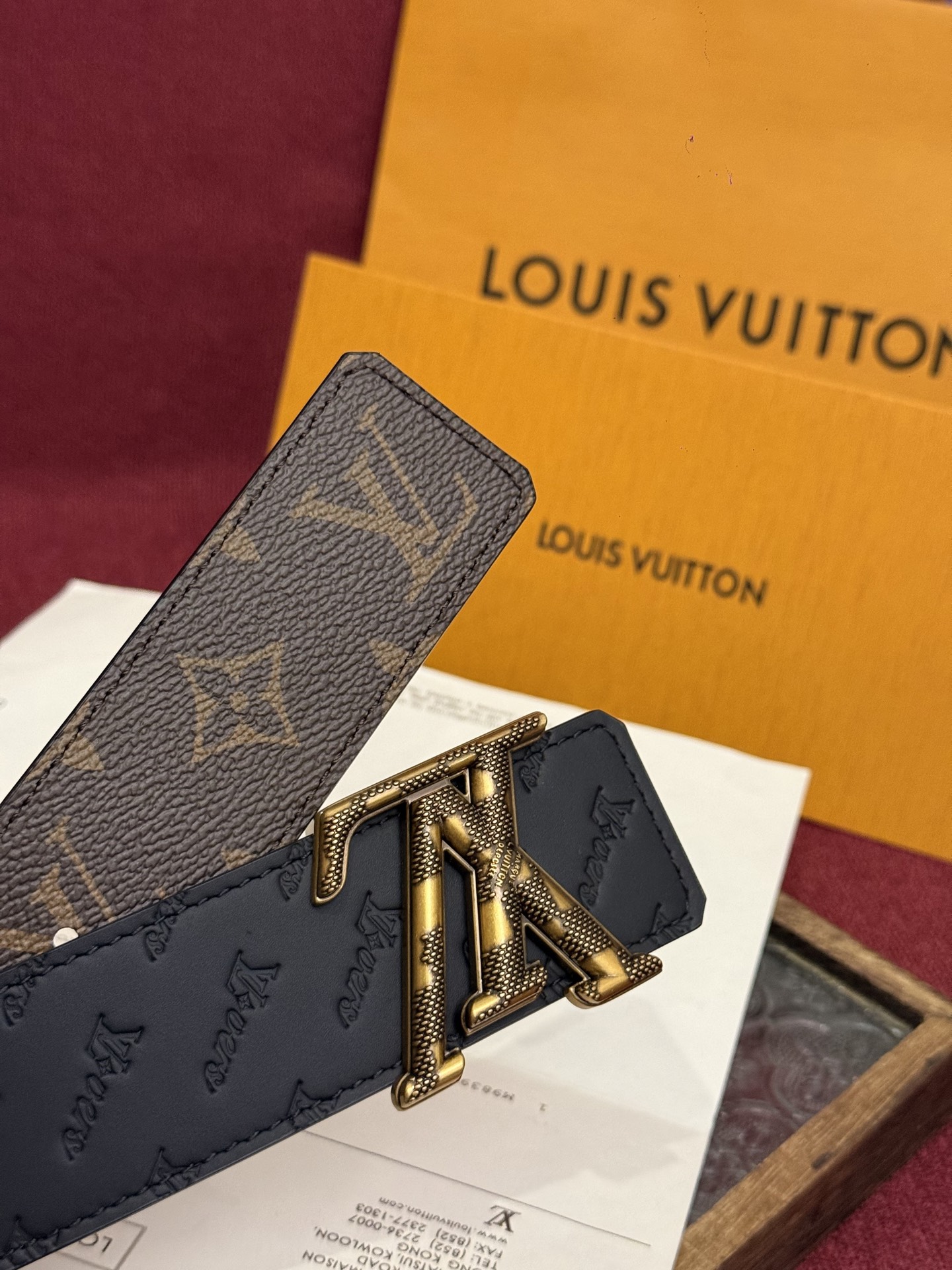LV Dimension 4.0双面腰带将经典格调引入新颖尺幅设计。皮革压印 LV 字母和 Monogr