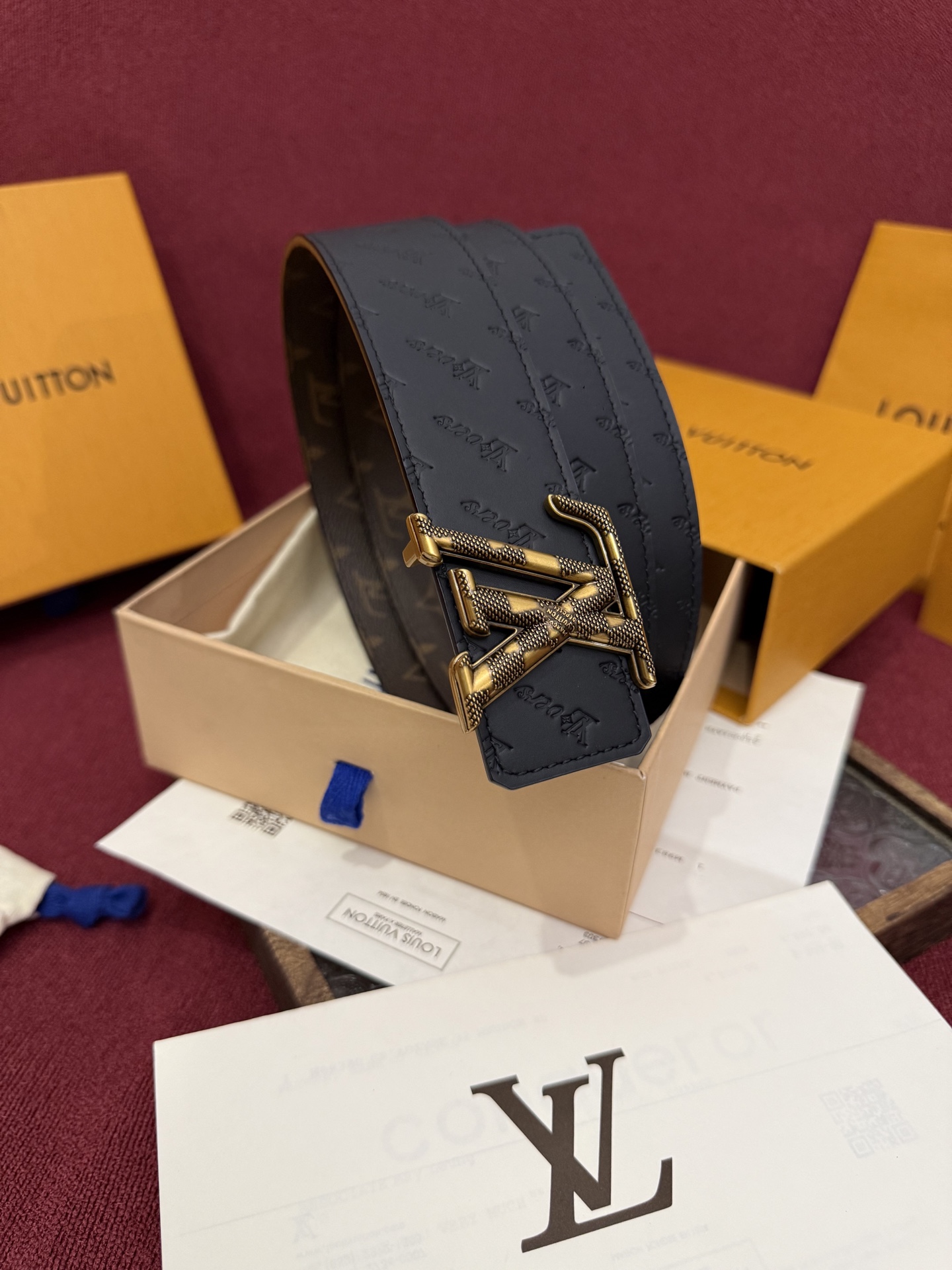 LV Dimension 4.0双面腰带将经典格调引入新颖尺幅设计。皮革压印 LV 字母和 Monogr