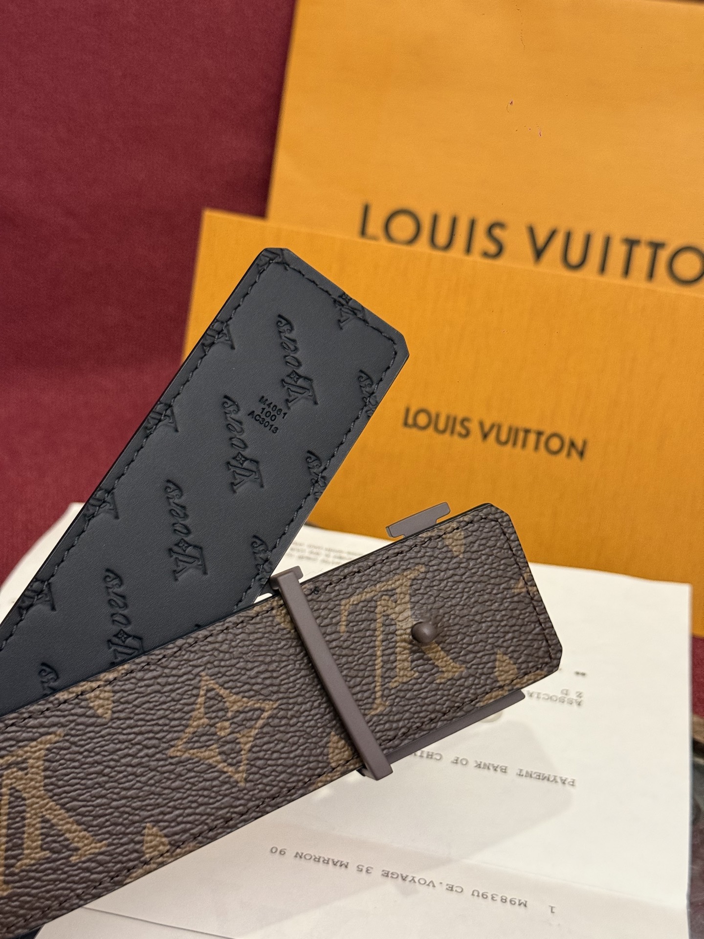 LV Dimension 4.0双面腰带将经典格调引入新颖尺幅设计。皮革压印 LV 字母和 Monogr