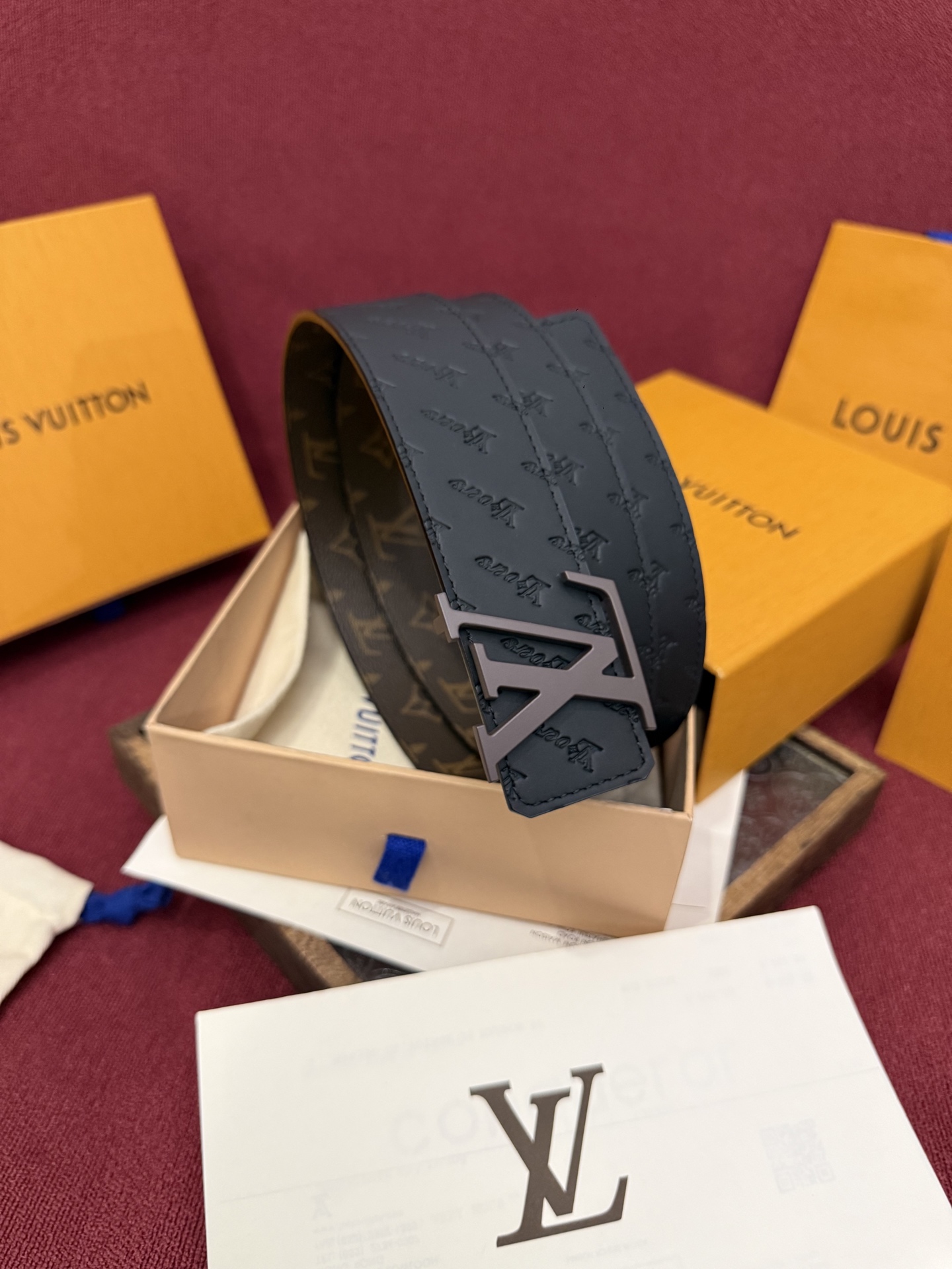 LV Dimension 4.0双面腰带将经典格调引入新颖尺幅设计。皮革压印 LV 字母和 Monogr