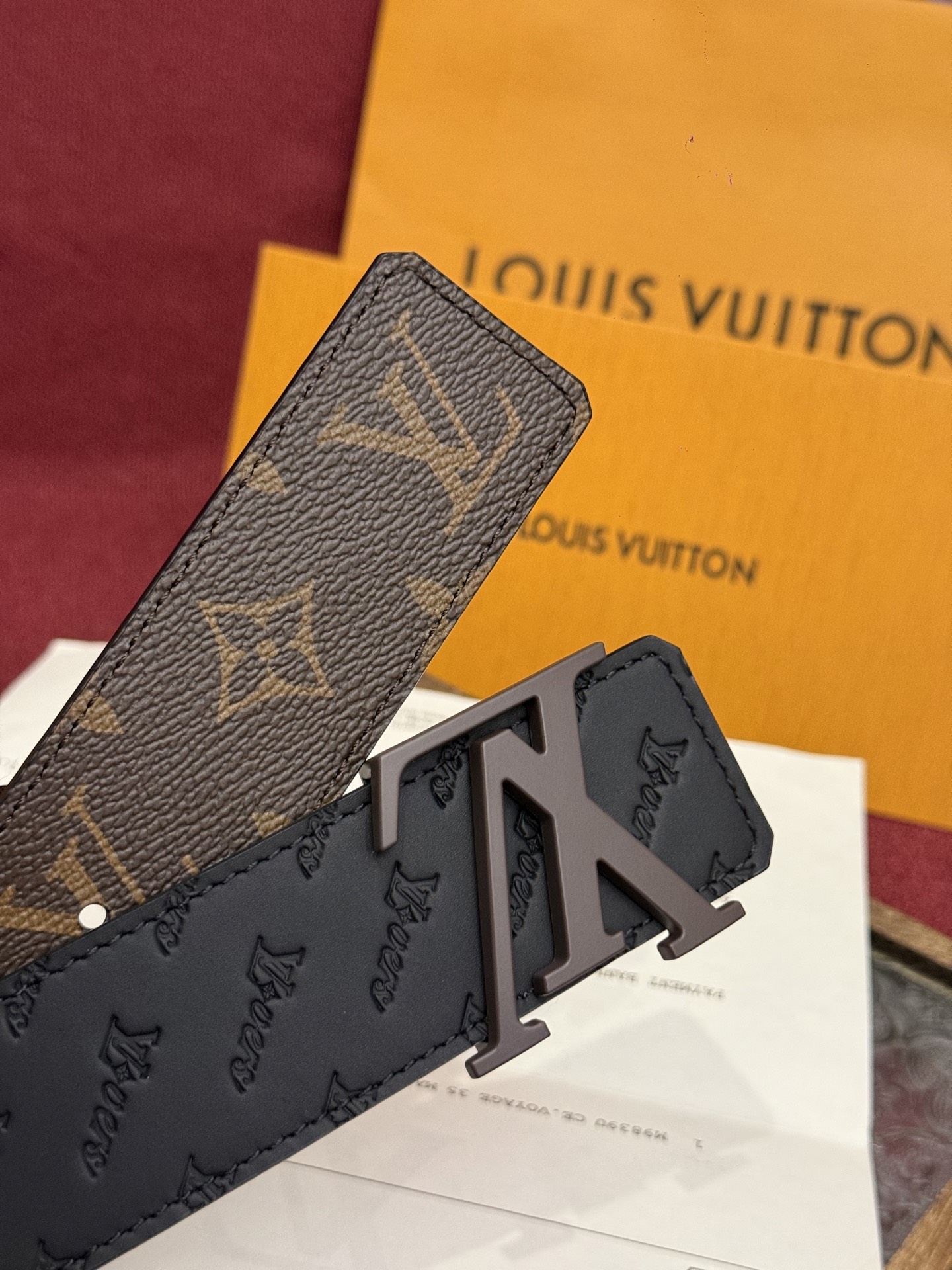 LV Dimension 4.0双面腰带将经典格调引入新颖尺幅设计。皮革压印 LV 字母和 Monogr