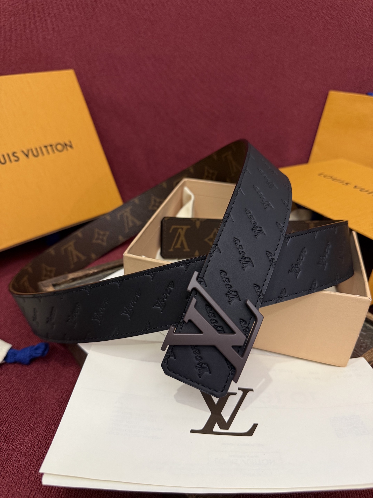 LV Dimension 4.0双面腰带将经典格调引入新颖尺幅设计。皮革压印 LV 字母和 Monogr