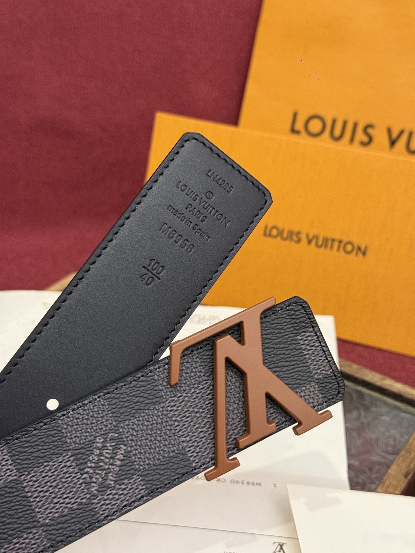 LV Dimension 4.0双面腰带将经典格调引入新颖尺幅设计。皮革压印 LV 字母和 Monogr