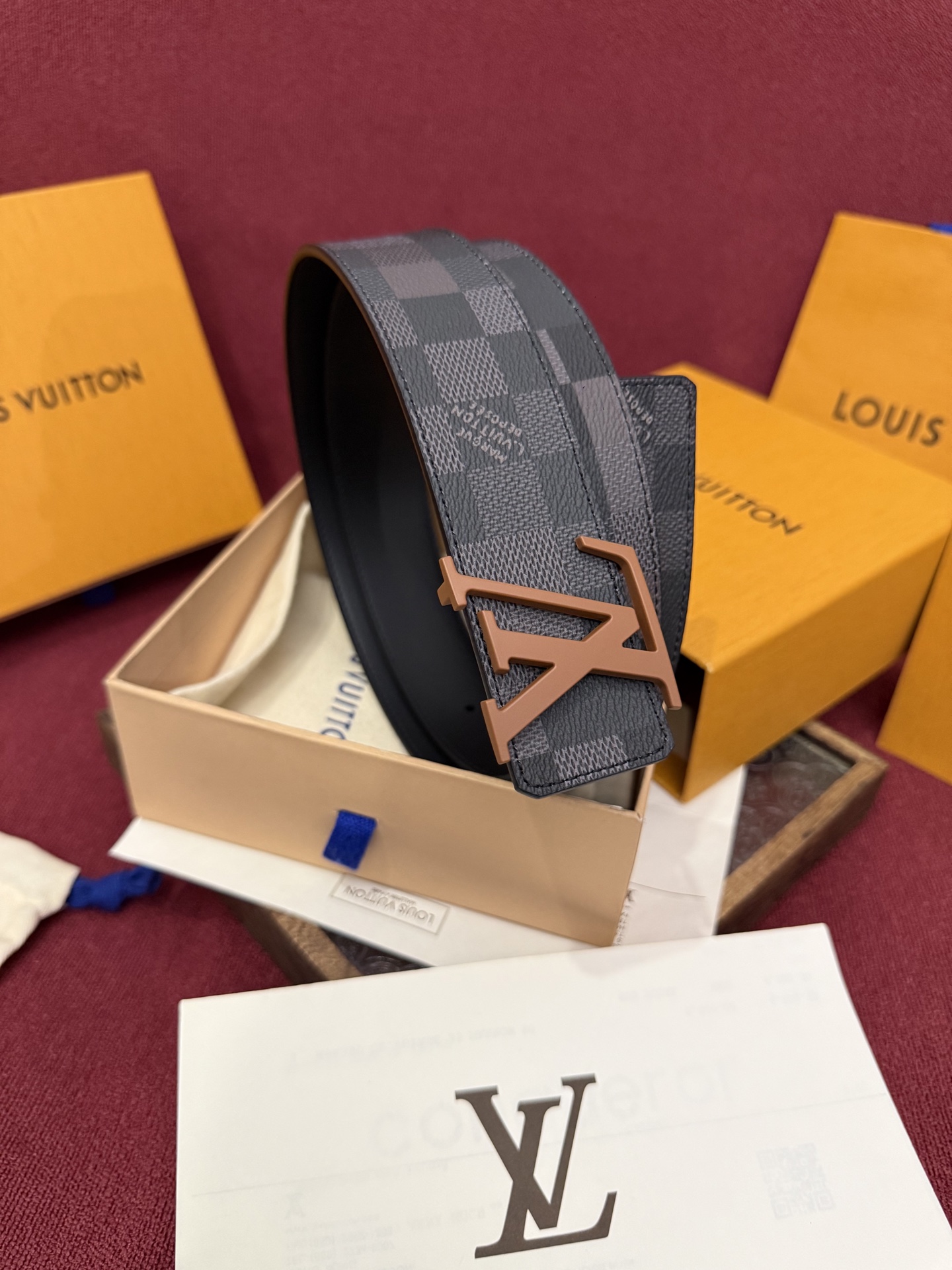 LV Dimension 4.0双面腰带将经典格调引入新颖尺幅设计。皮革压印 LV 字母和 Monogr
