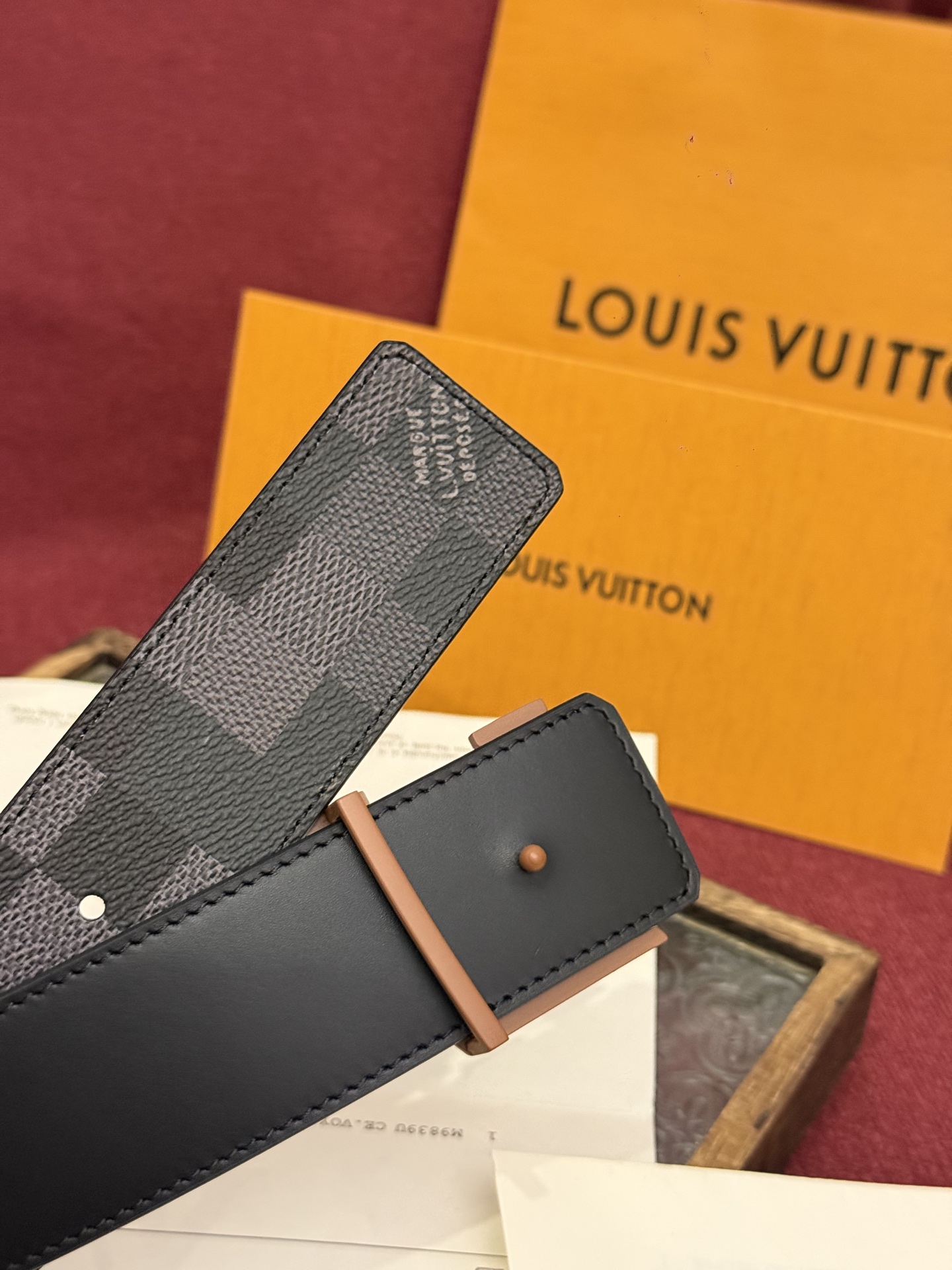 LV Dimension 4.0双面腰带将经典格调引入新颖尺幅设计。皮革压印 LV 字母和 Monogr