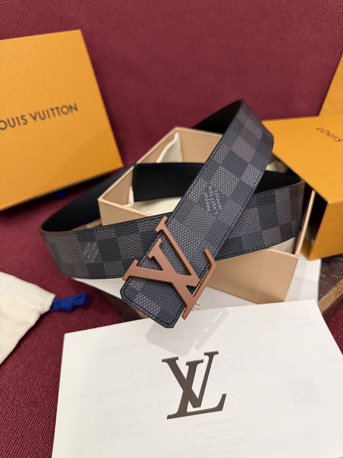 LV Dimension 4.0双面腰带将经典格调引入新颖尺幅设计。皮革压印 LV 字母和 Monogr